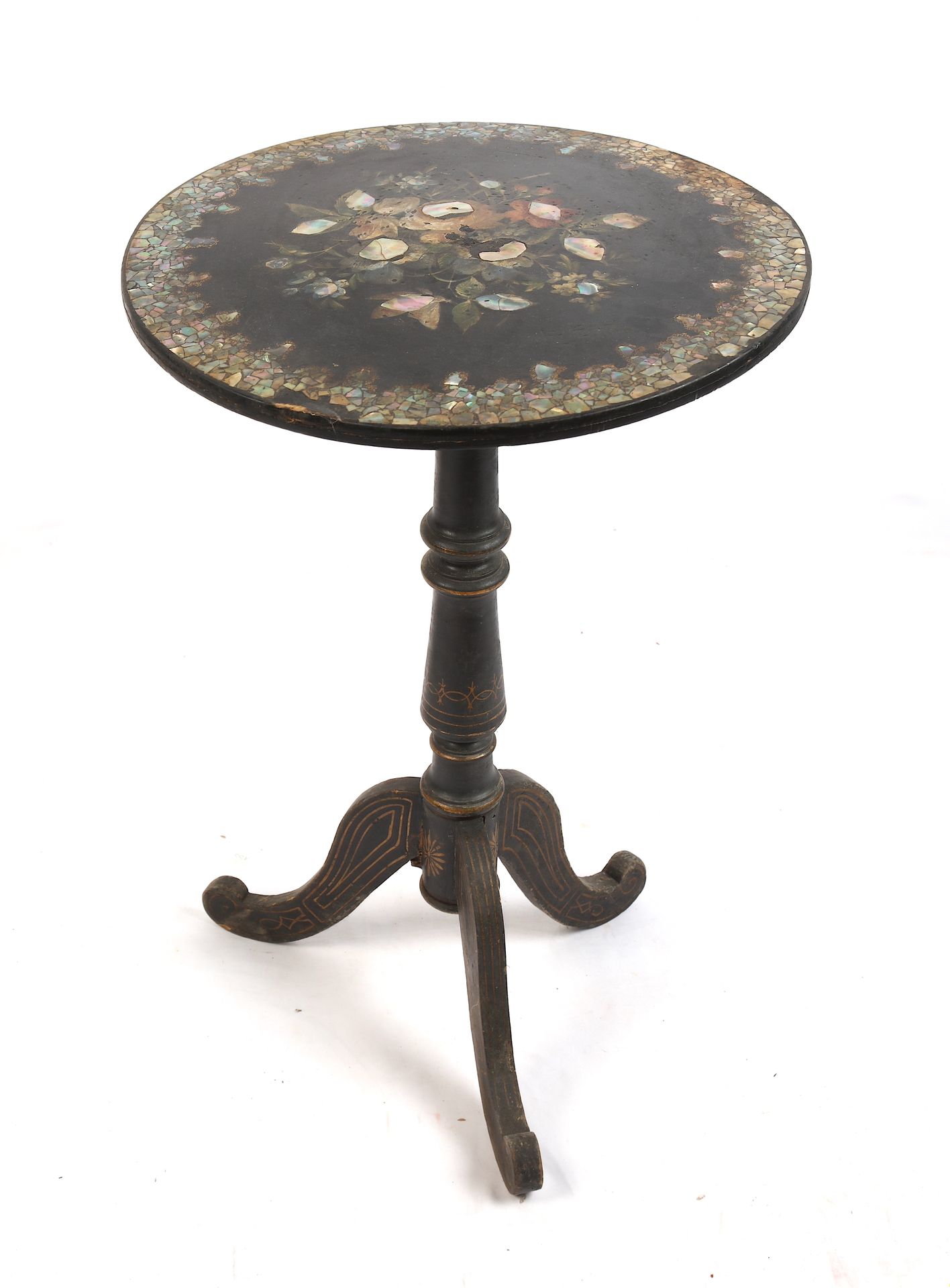 Null 
一张发黑的木质三角座桌，花卉装饰，镶嵌珍珠母和彩绘，46X70（小缺口）。拿破仑三世时期。