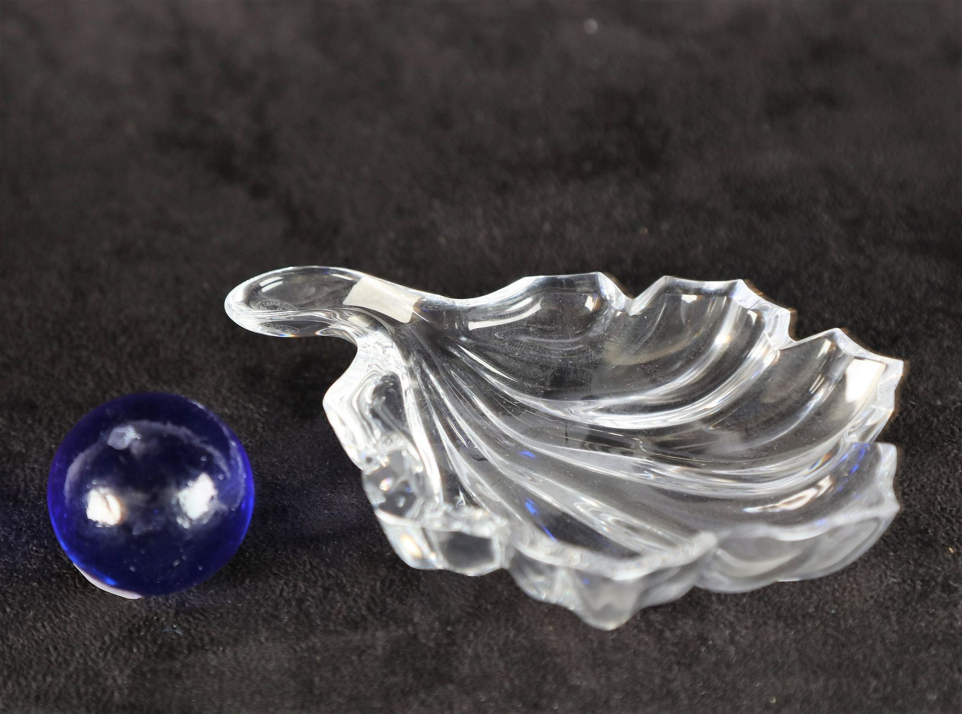 Null BACCARAT, kleine Schale in Form eines Blattes aus mundgeblasenem Kristall, &hellip;