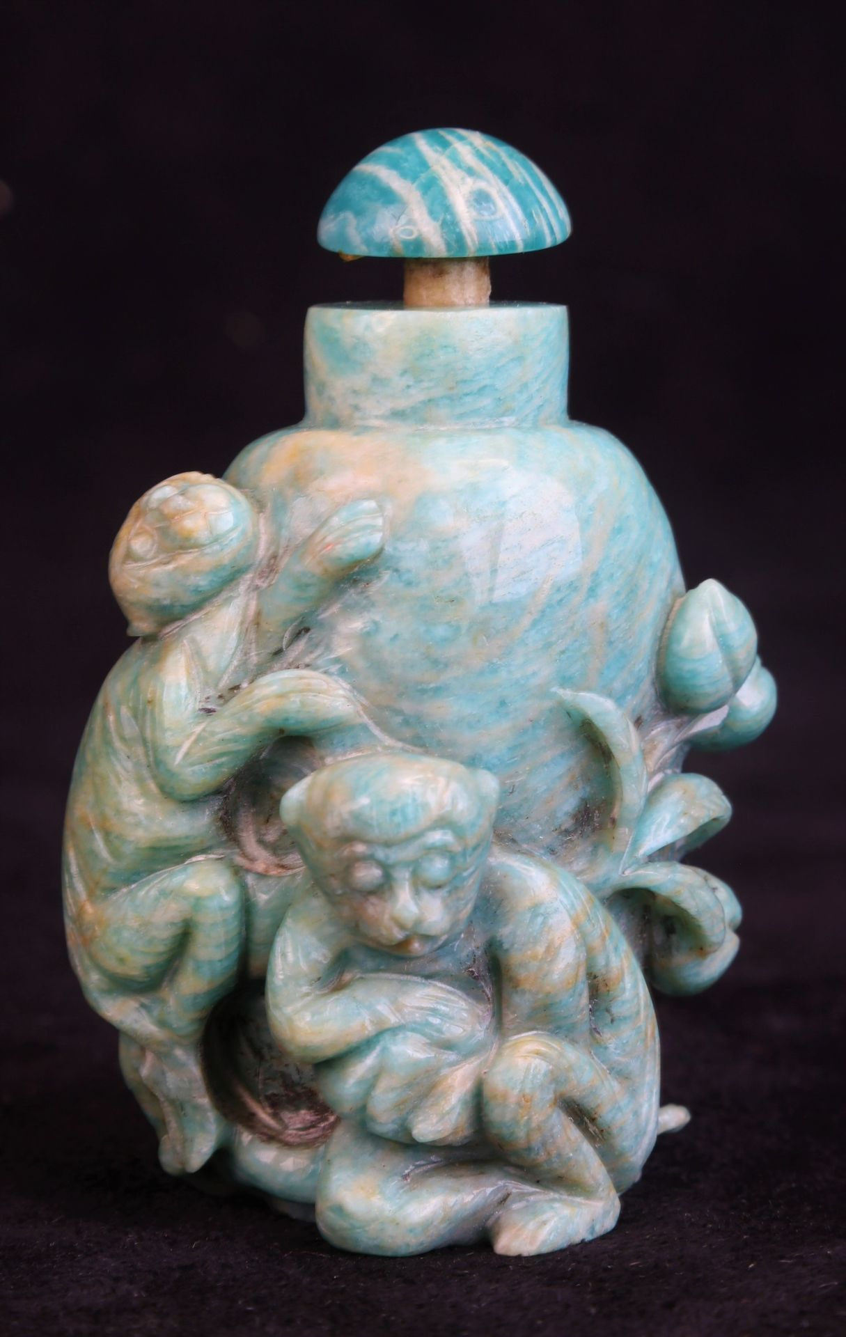 Null 中国-20世纪，硬石鼻烟壶，桌子上浮雕了两只猴子，靠近桃子的树枝，（Chips）。高6厘米，硬石塞。