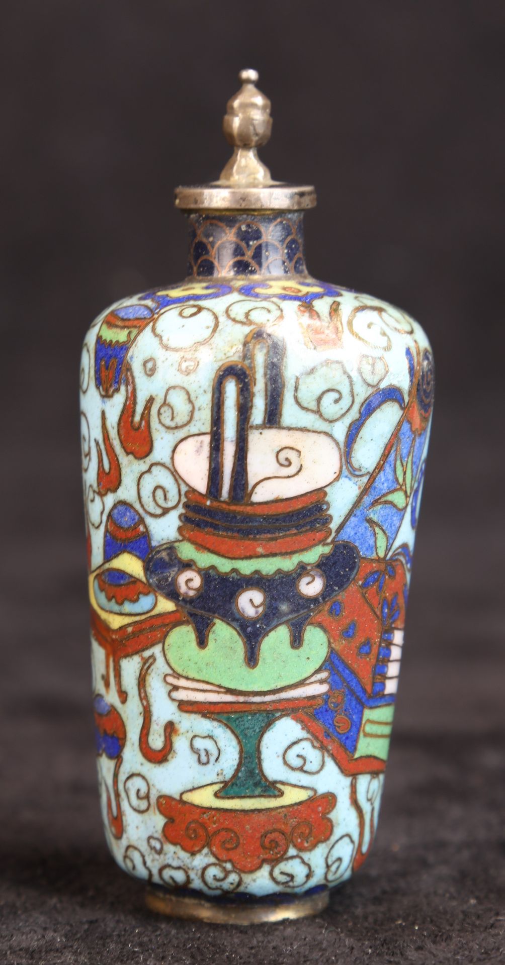 Null 中国 - 20世纪，青铜和掐丝珐琅彩鼻烟壶，蓝底云彩上有学者和花瓶的多色装饰。(重新上色) 高7厘米。金属瓶塞 - 附有一个长方形的玻璃鼻烟壶，里面有&hellip;