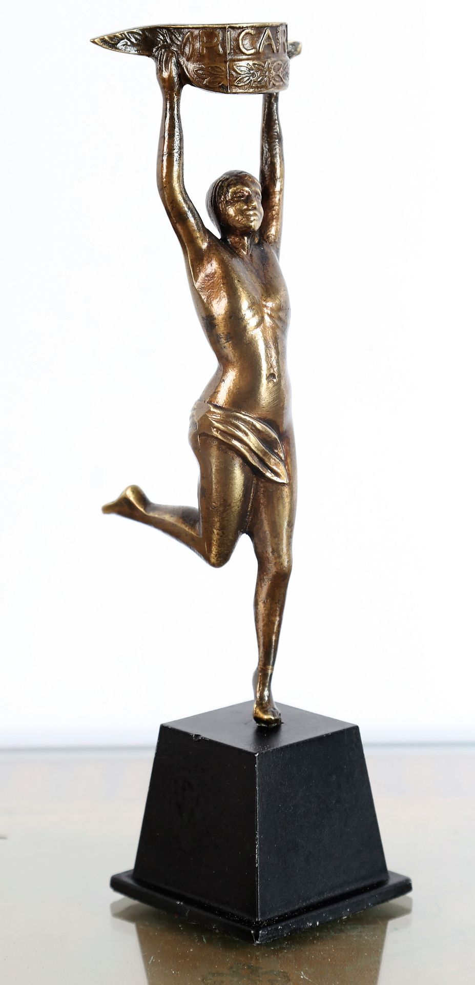 Null Statuette "Trophäe", mit bronzeähnlicher Patina, Marmorsockel, "das Rennen"&hellip;