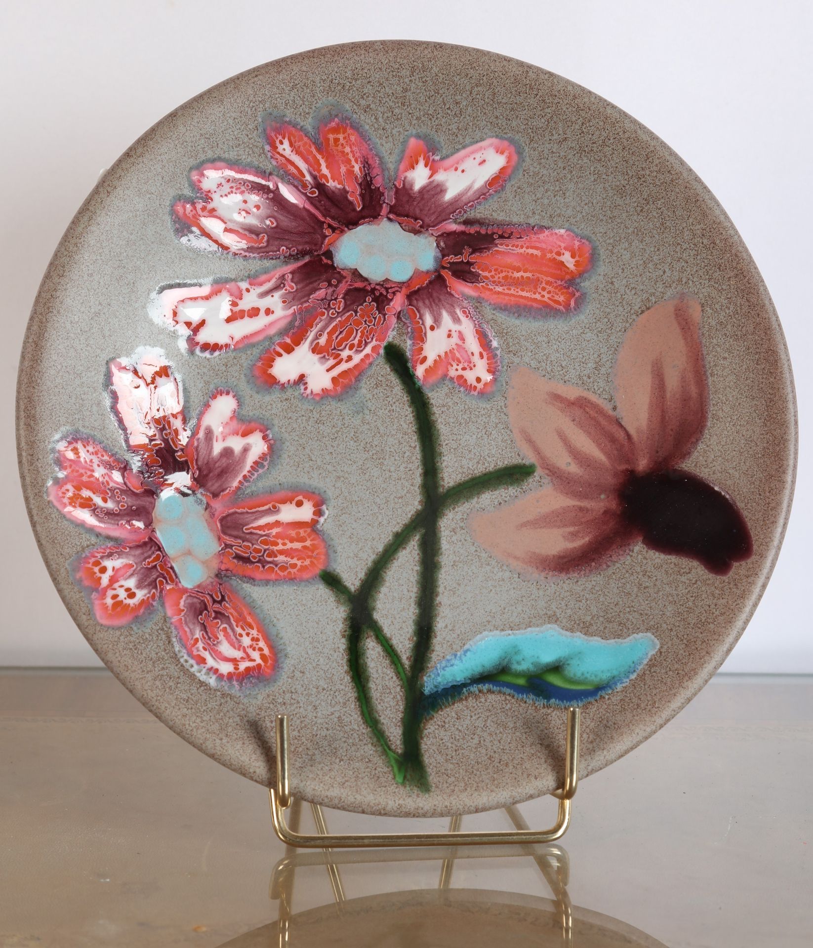 Null O.CONGINS, for RICARD, 花卉装饰的陶盘，带有多色 "反应 "装饰，（广告物品），署名 "Ricard"，全新状态，20