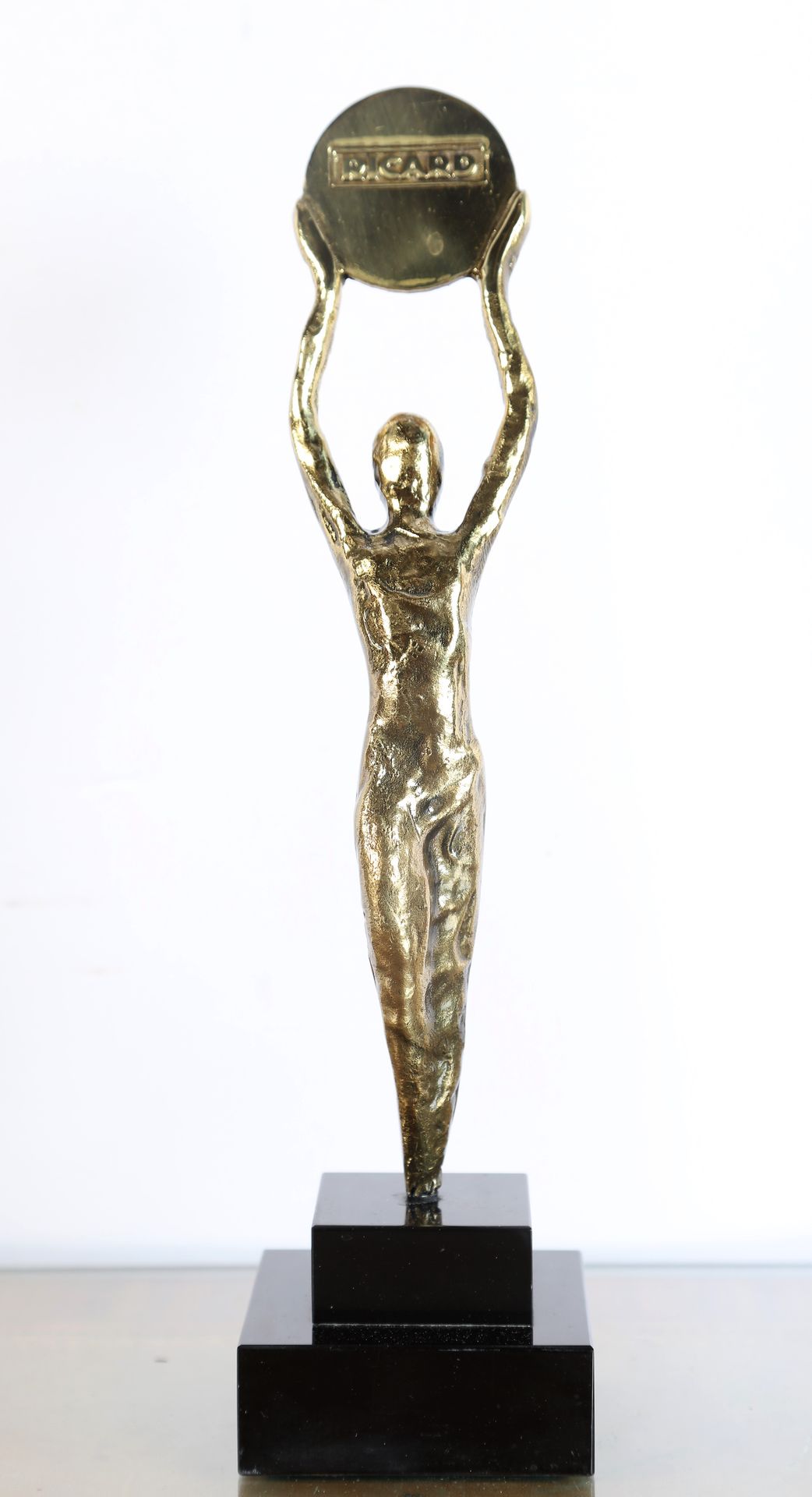 Null TANAR, statuetta in bronzo e base in marmo nero e coppa in metallo, "Ricard&hellip;