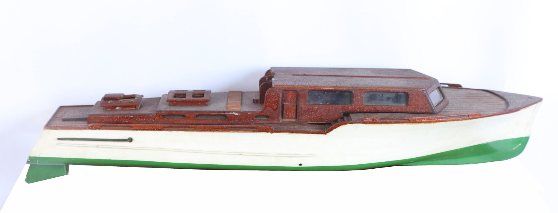 Null 
Großes "altes" Modell eines Schnellbootes aus exotischem Holz (das Cockpit&hellip;