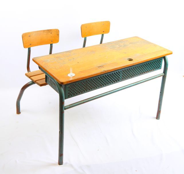 Null 
双层 "小学生 "书桌，管状结构，穿孔金属板，天然木质桌面，带笔盘和墨斗。