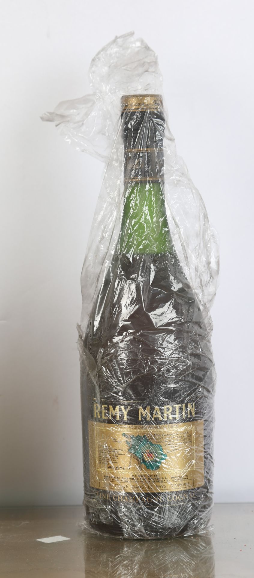 Null Coñac, Rémy Martin, (ref. 2) y - 1 botella de Dry Gin Gordons, (ref. 2)