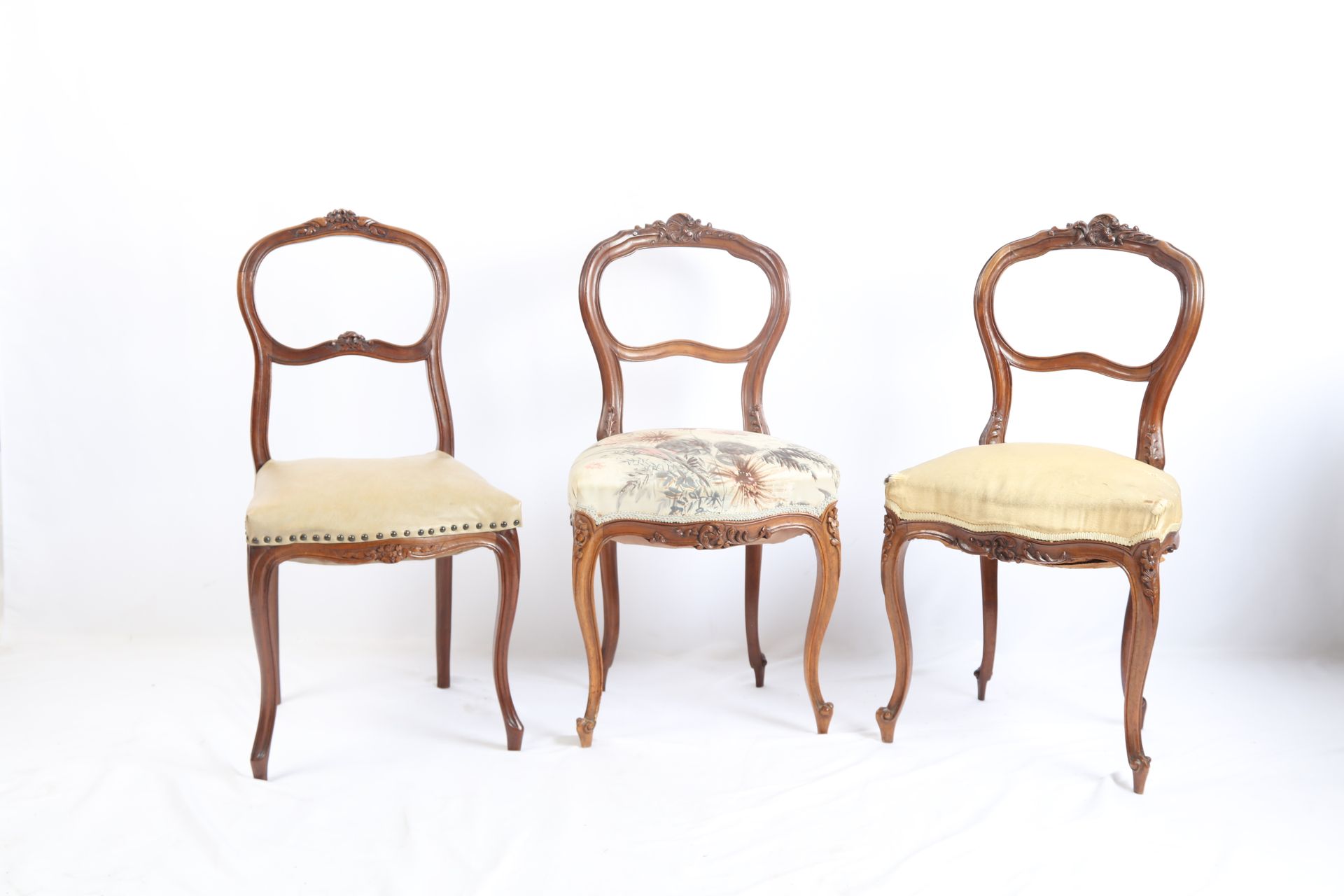 Null 
Salón compuesto por un conjunto de tres sillas de madera clara, decorado c&hellip;