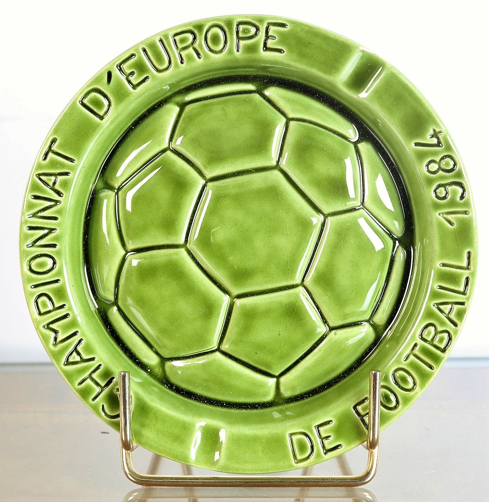 Null 陶瓷作坊RICARD "欧洲足球锦标赛，1984"，带 "球 "装饰的小陶盘，直径：15