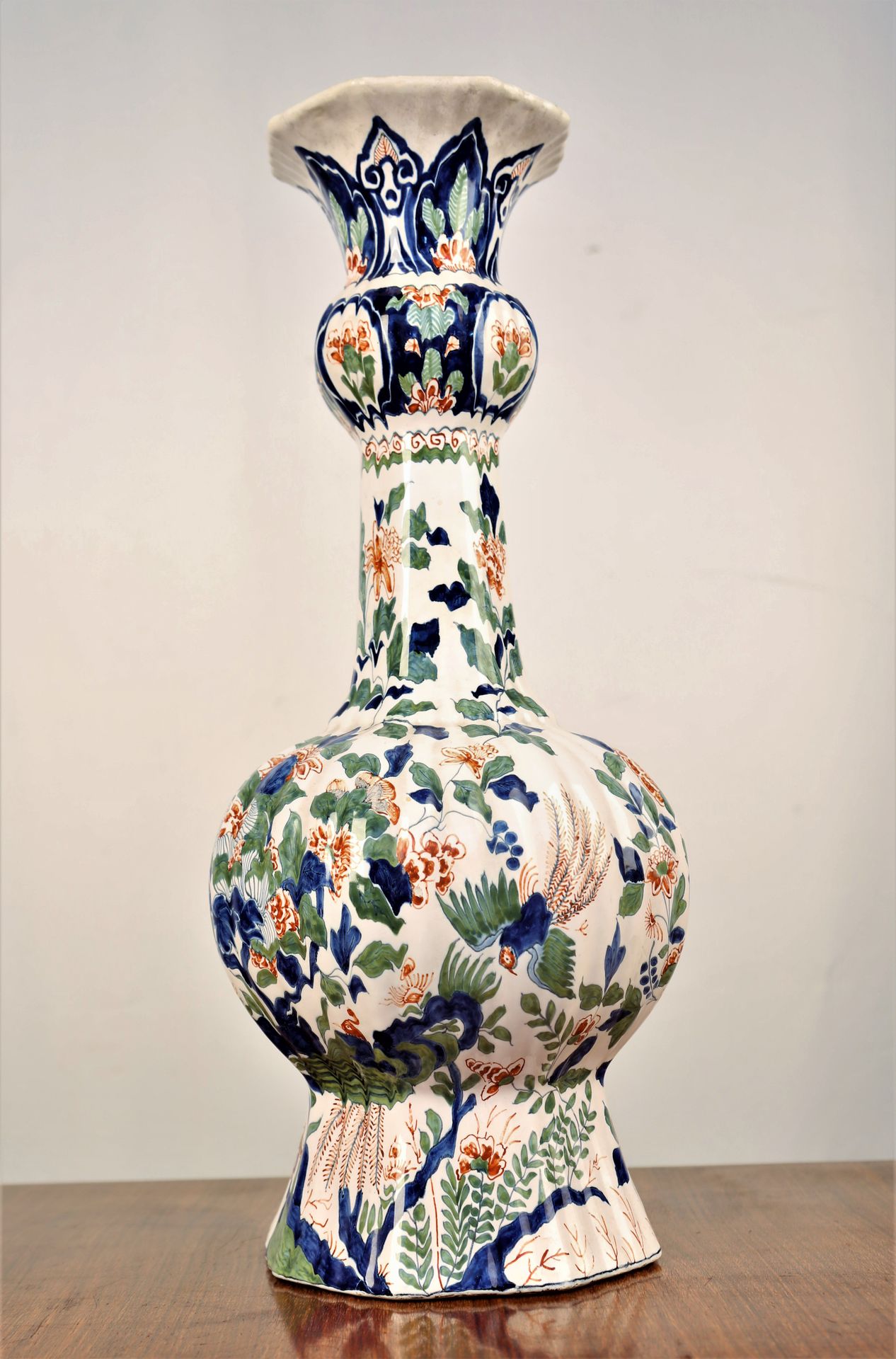 Null DELFT, grand vase en faience à décor floral, double bulbe, ht : 54