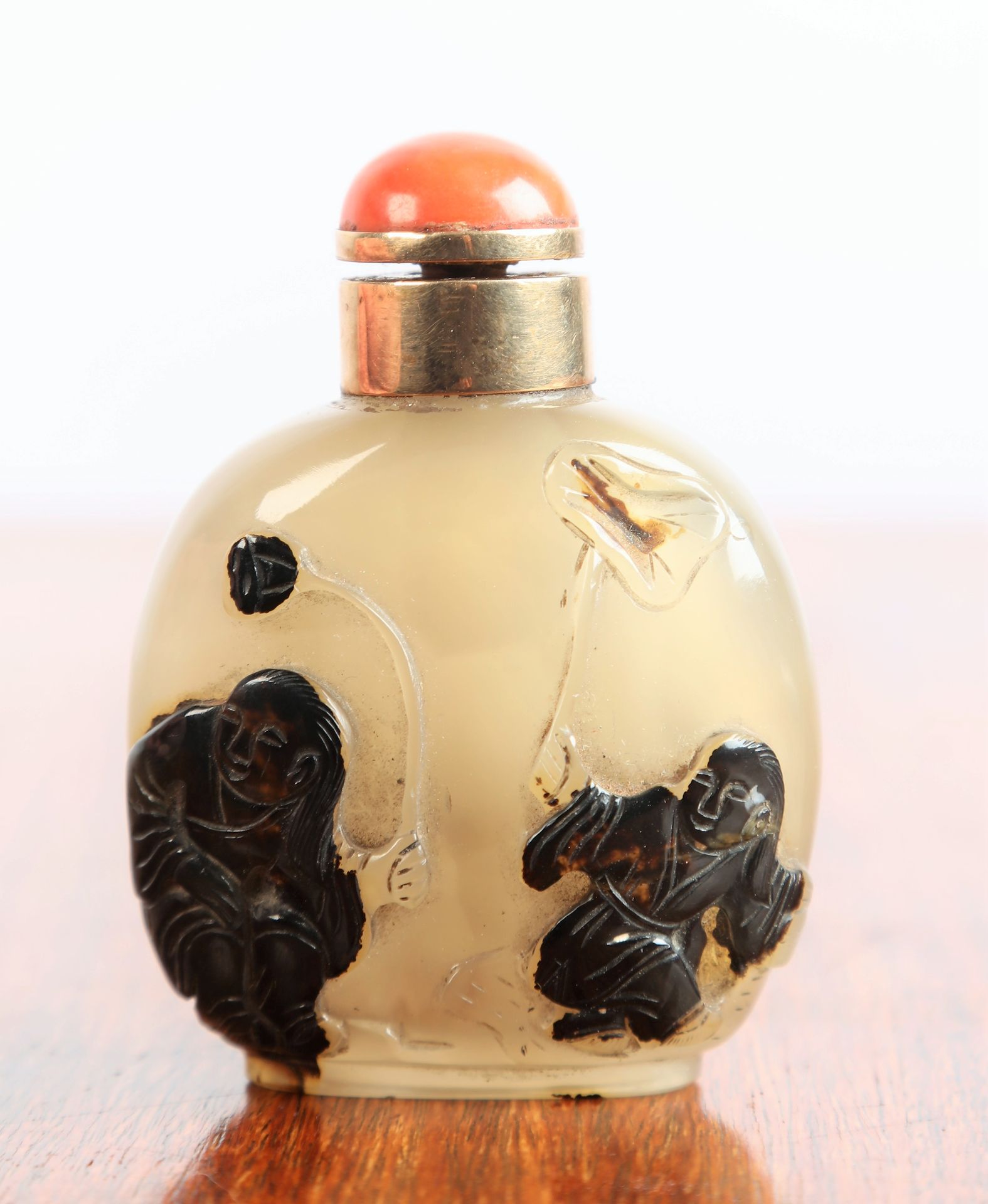 Null 中国 - 18/19世纪，灰玛瑙落肩式鼻烟壶，在棕色的脉络中雕有两个小孩，拿着花和荷叶，背面是一只蝙蝠，颈部装在鎏金的金属中。 (颈部被金属切开，底有&hellip;