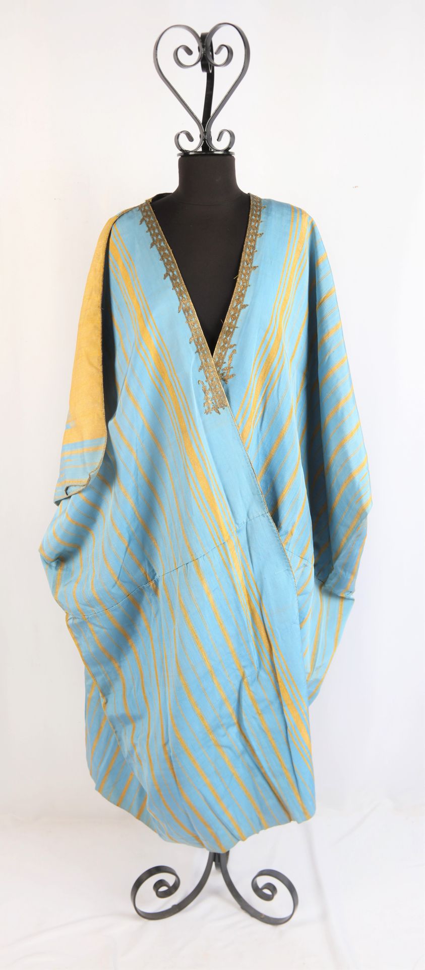 Null 
Robe Tunisienne, tissu brodé de fils d'or. ( bon état).