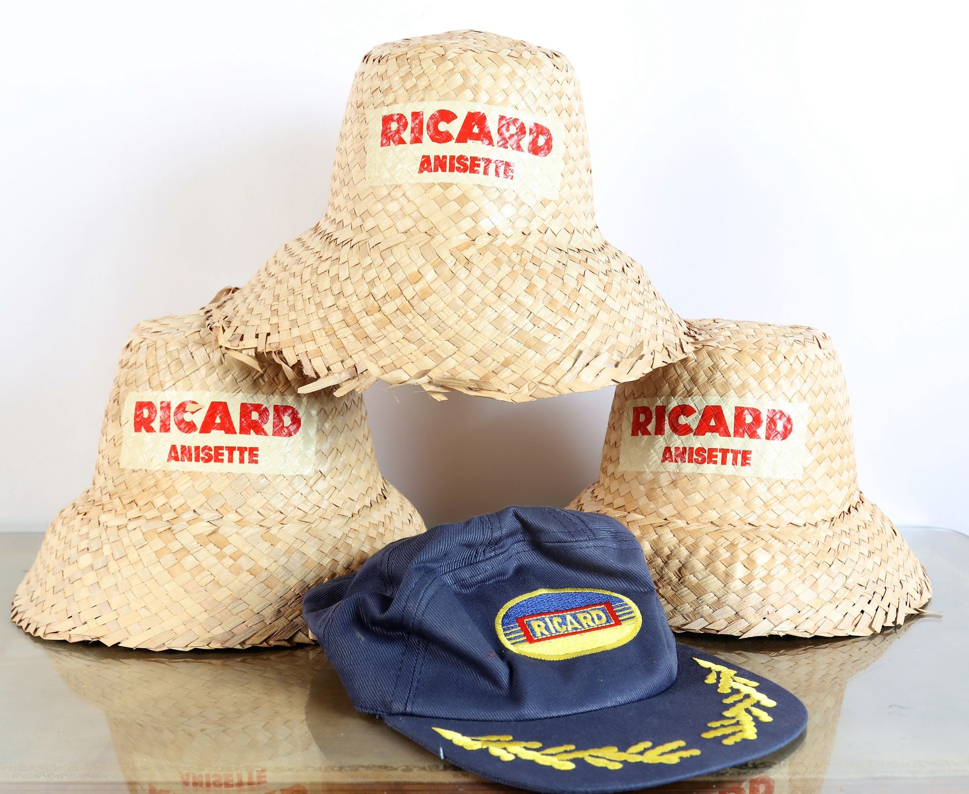 Null 3 sombreros trenzados "Ricard, Anisette", y gorra