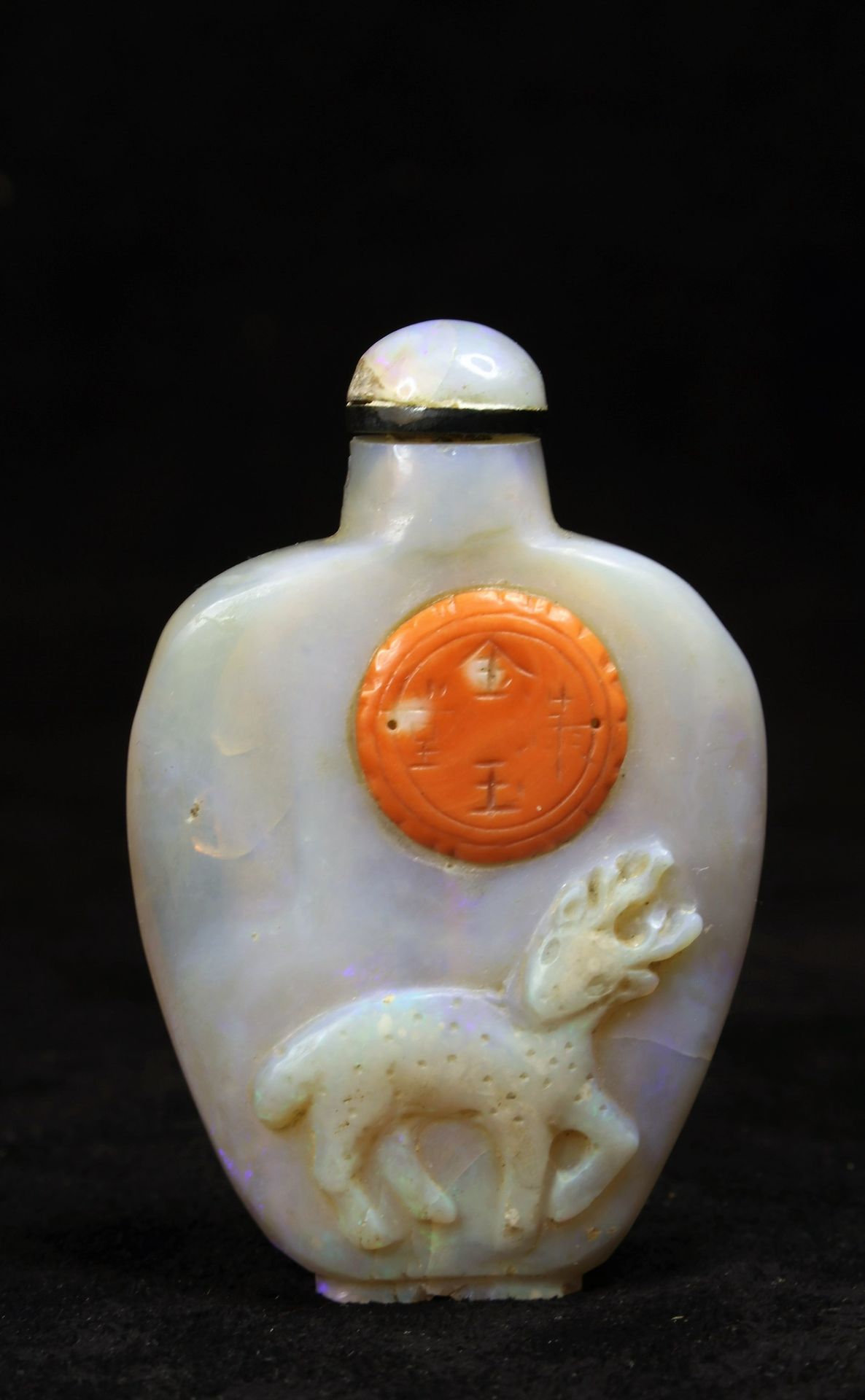 Null 中国-20世纪，乳白色鼻烟壶，护盖上嵌有珊瑚徽章装饰和雕刻的鹿（碎片） 高5,5厘米