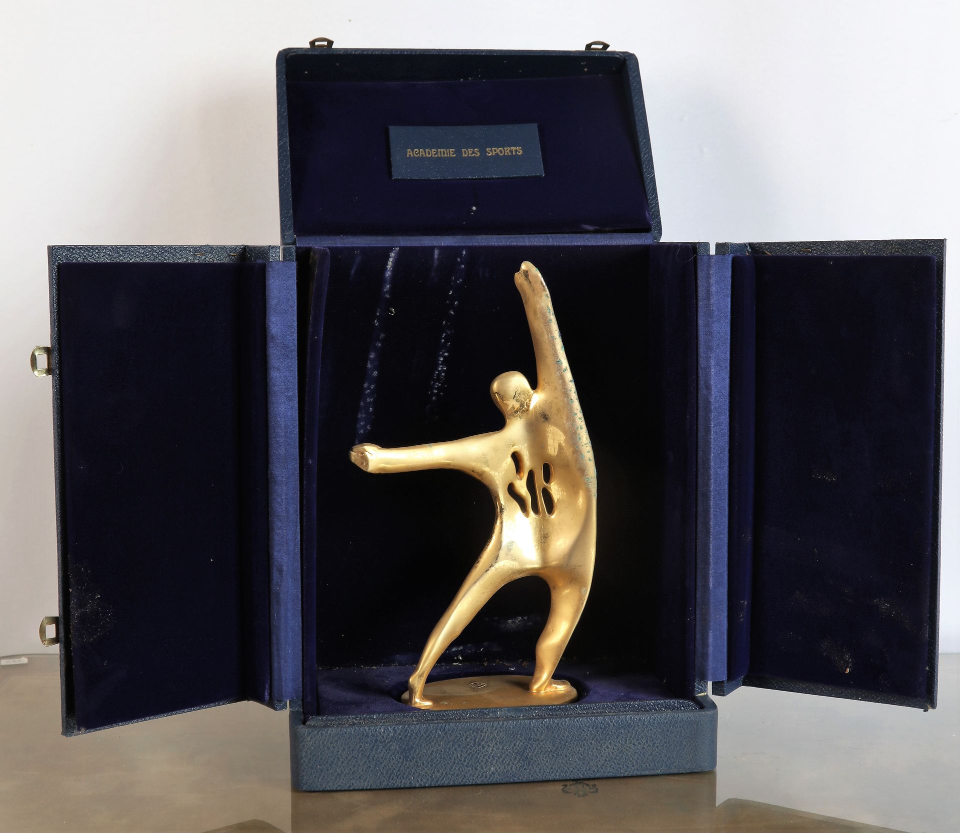 Null 
Academy of sports, statuette in gilded bronze in a case, ht :27 the Moniqu&hellip;