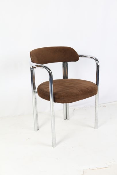 Null 
扶手椅，棕色绒面革座椅，镀铬管状框架。