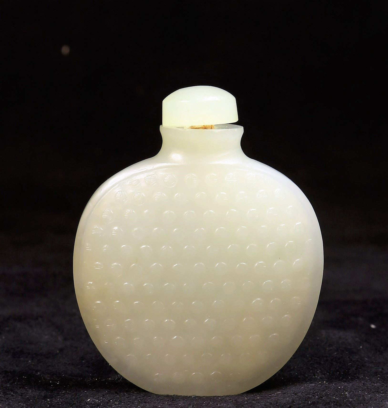 Null CHINA - 18th/19th century, Celadon nephrite snuff bottle, of flattened oval&hellip;