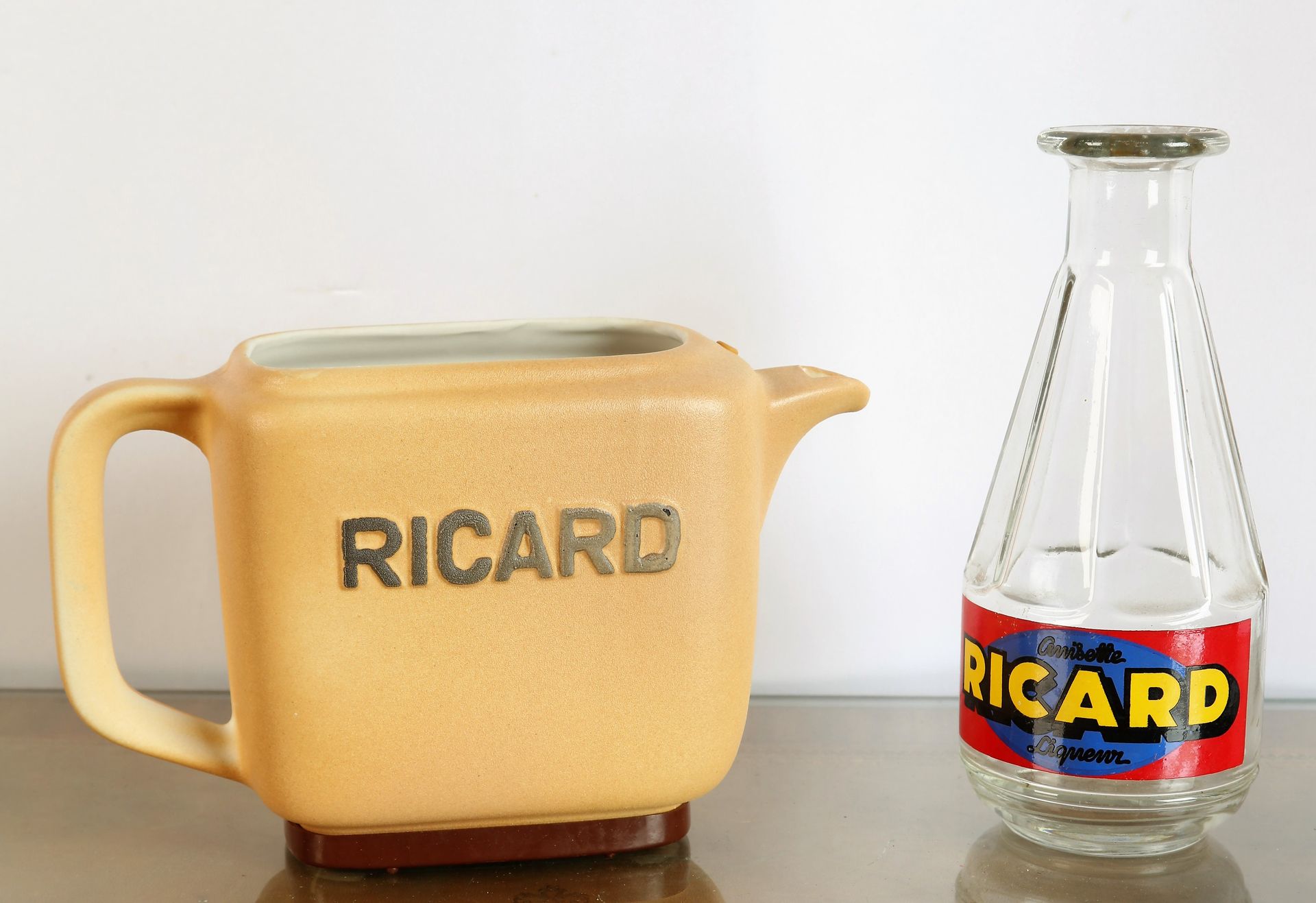 Null Pichet en faience émaillée "Ricard" et carafe en verre "Ricard".