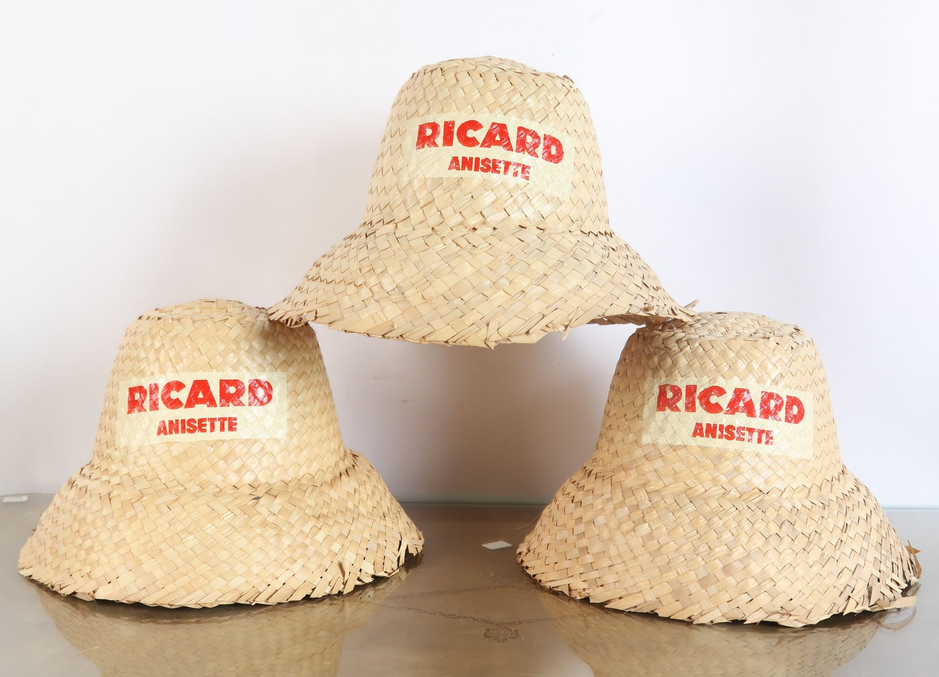 Null 3 chapeaux tressé "Ricard, Anisette", vêtement, serviette, disque 45 tours…&hellip;
