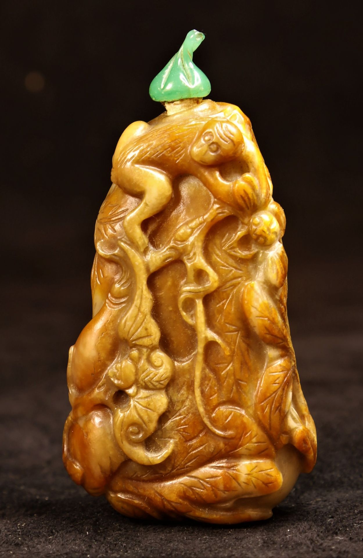 Null 中国 - 19世纪，青瓷软玉双葫芦形鼻烟壶，雕有锈色脉络的猴子、蜜蜂和蝙蝠等叶子的装饰。高6.7厘米。绿色玻璃瓶塞。 8982/14/22