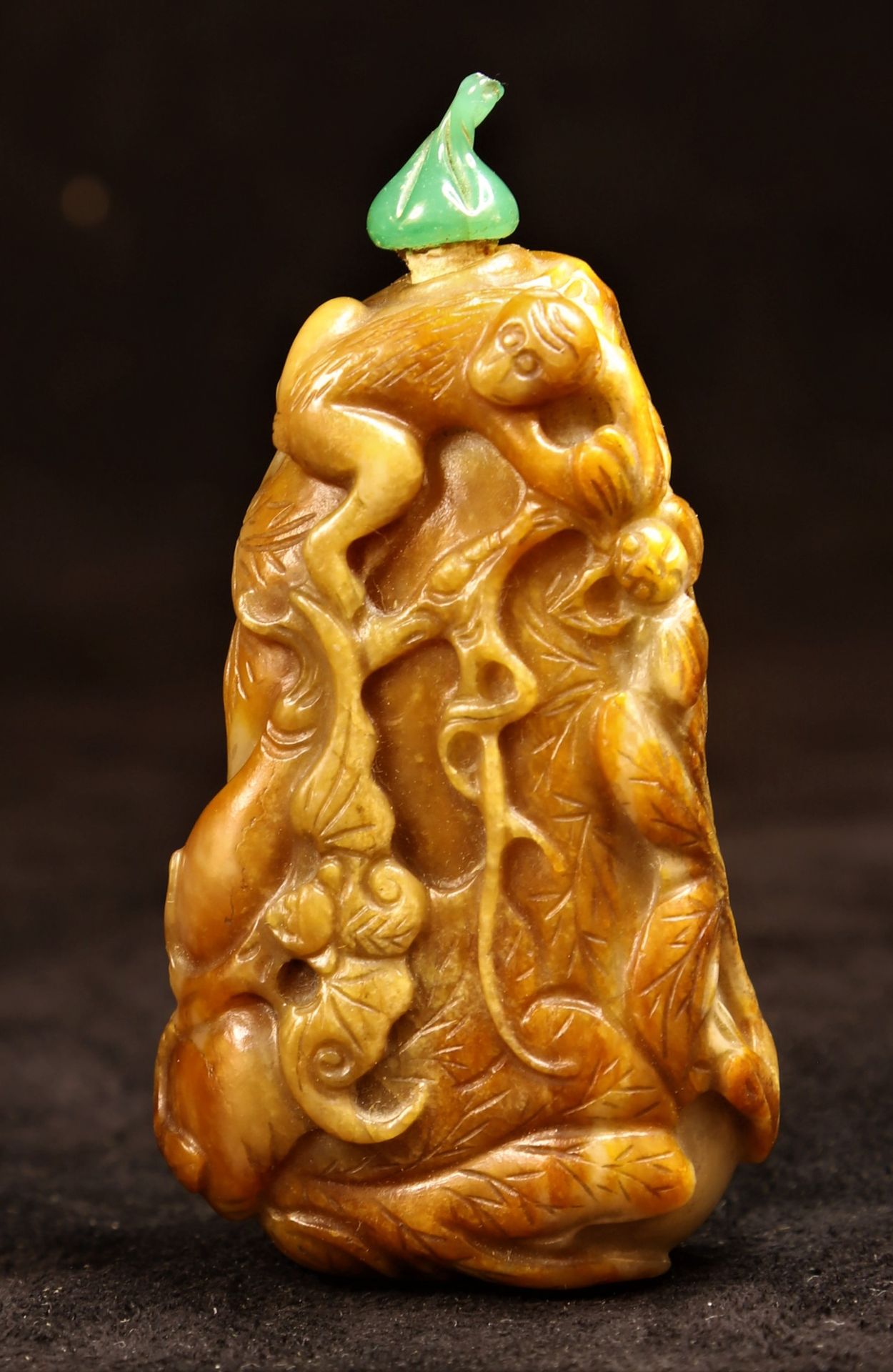 Null CINA - XIX secolo, Snuff bottle in nefrite celadon a forma di doppia zucca,&hellip;