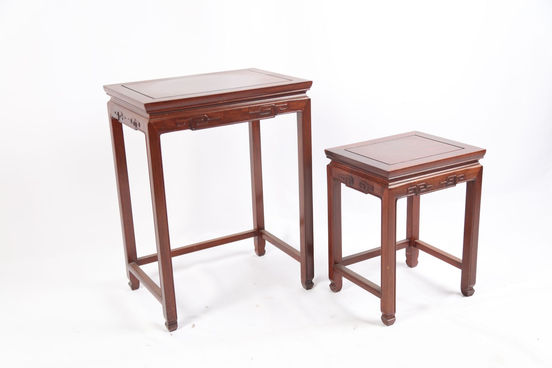 Null 中国，两张异国情调的木制小桌，雕刻着腰带和支架。 50X36X67和(45X36X30)