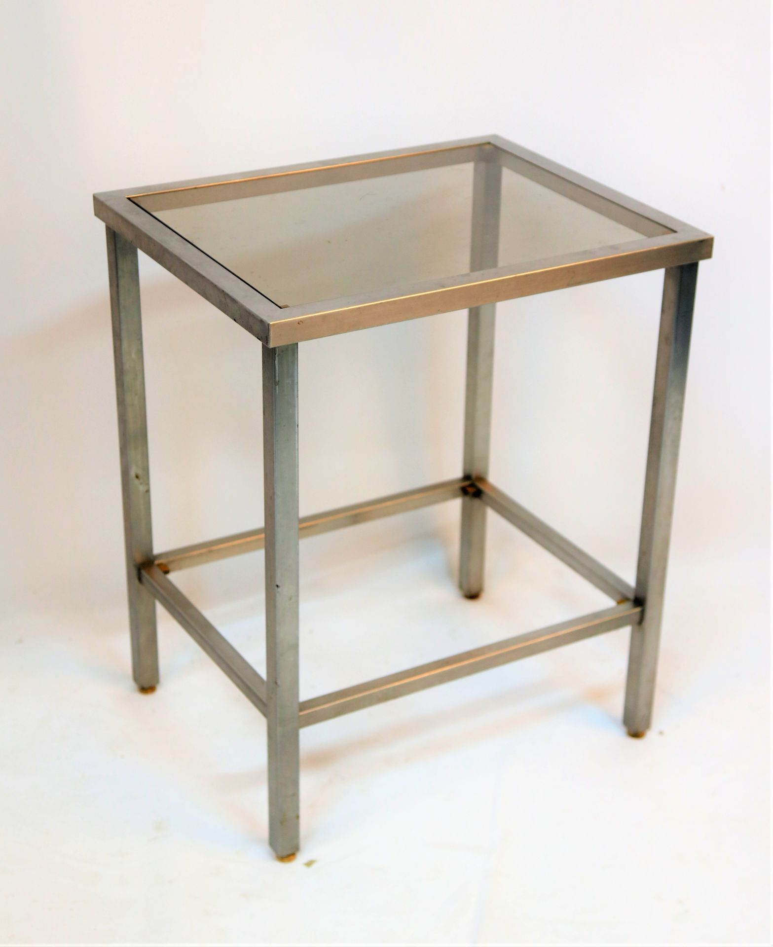 Null Square coffee table with metal legs and glass top