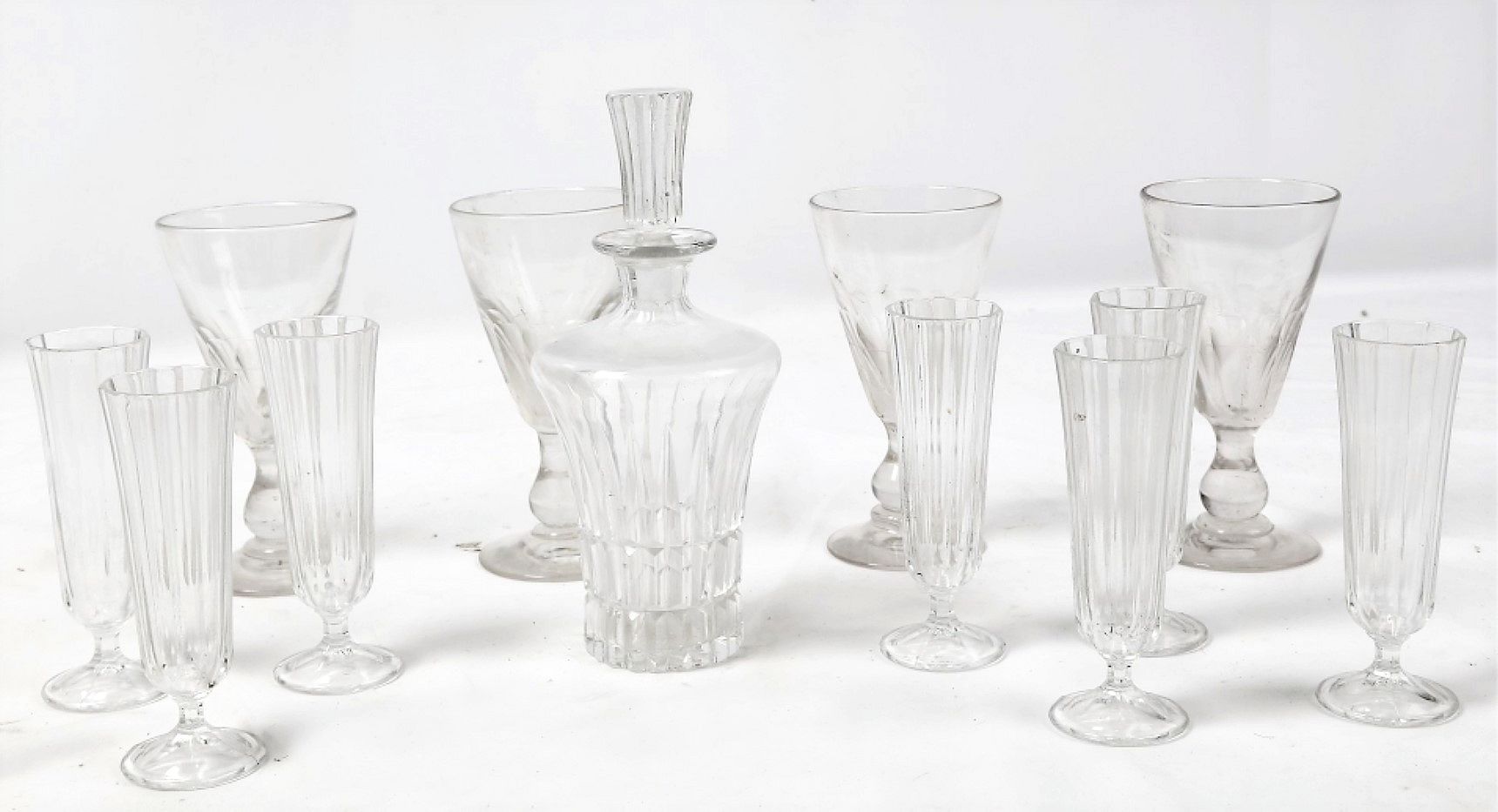 Null Glass set: 7 faceted flutes on foot, 4 water glasses, carafe, (n°177)
