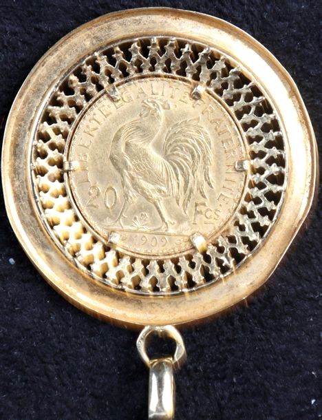 Null 镂空黄金75万分之一圆形吊坠，中心装饰有一枚20法郎的金币（1837/2），高度：4厘米
毛重 : 8,6 g