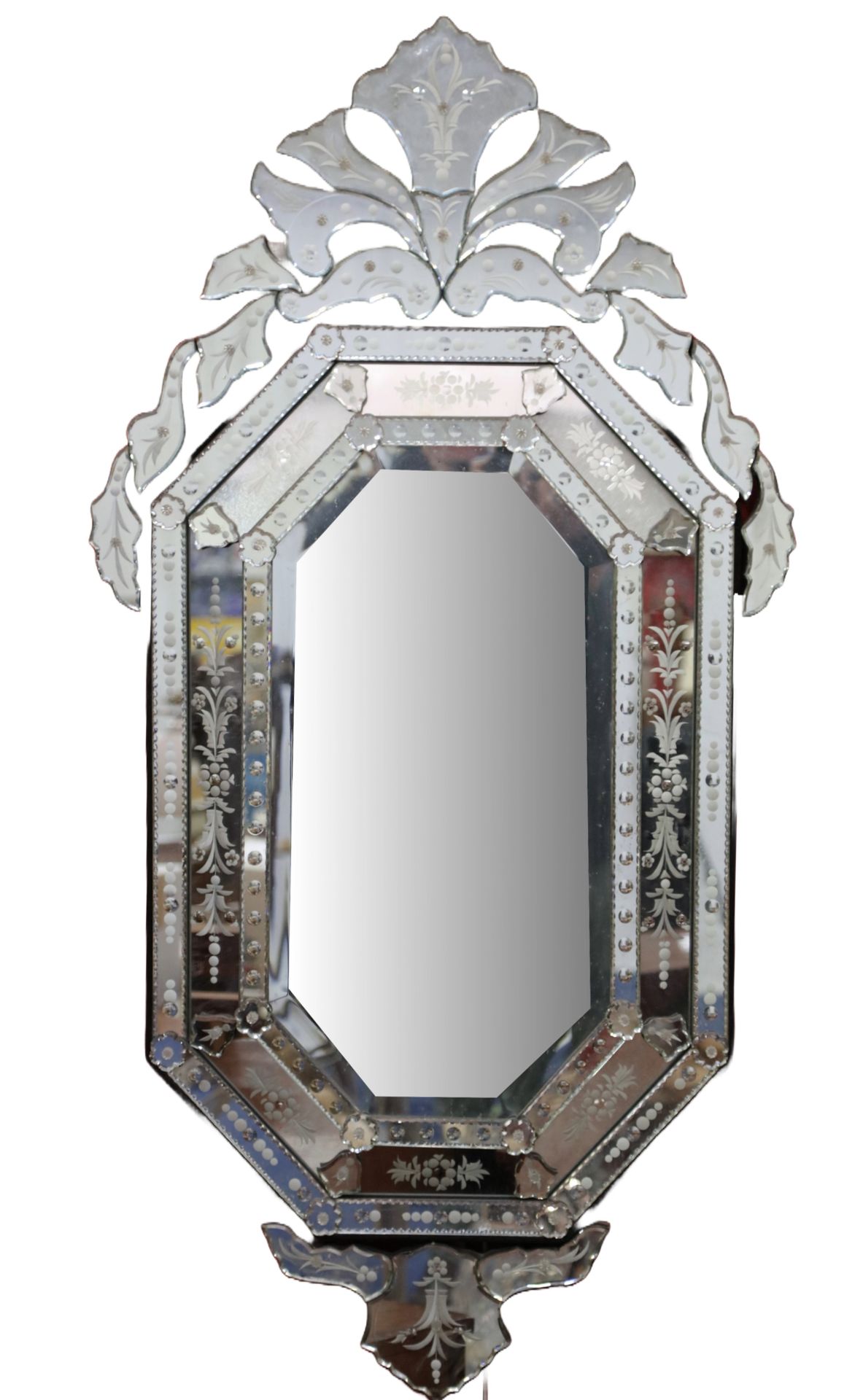 Null VENISE, grand miroir à parcloses surmonté d'un fronton, (manques) 140X75