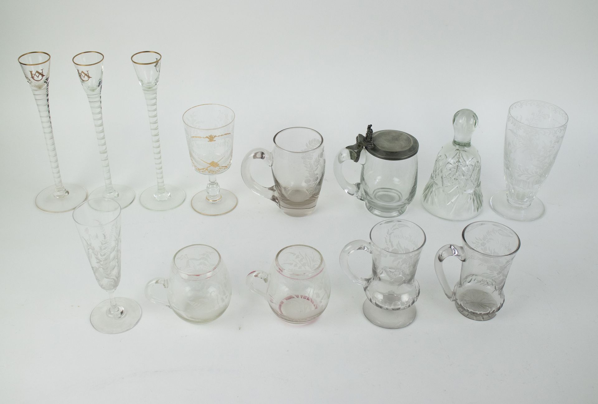 Null 旧玻璃器皿的收藏
旧玻璃器皿的收藏和一个台钟。Een verzameling van oud glaswerk en een tafelklok.