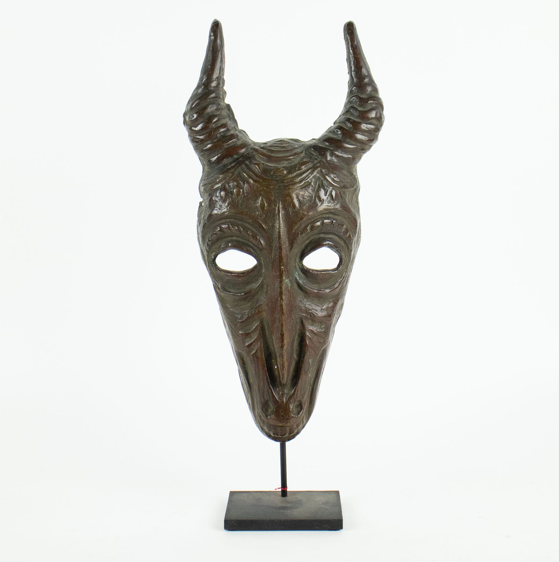 Null 青铜面具雕塑
青铜面具雕塑 没有签名。Een brons sculptuur Masker, niet gesigneerd.高47厘米(包括底座)
&hellip;