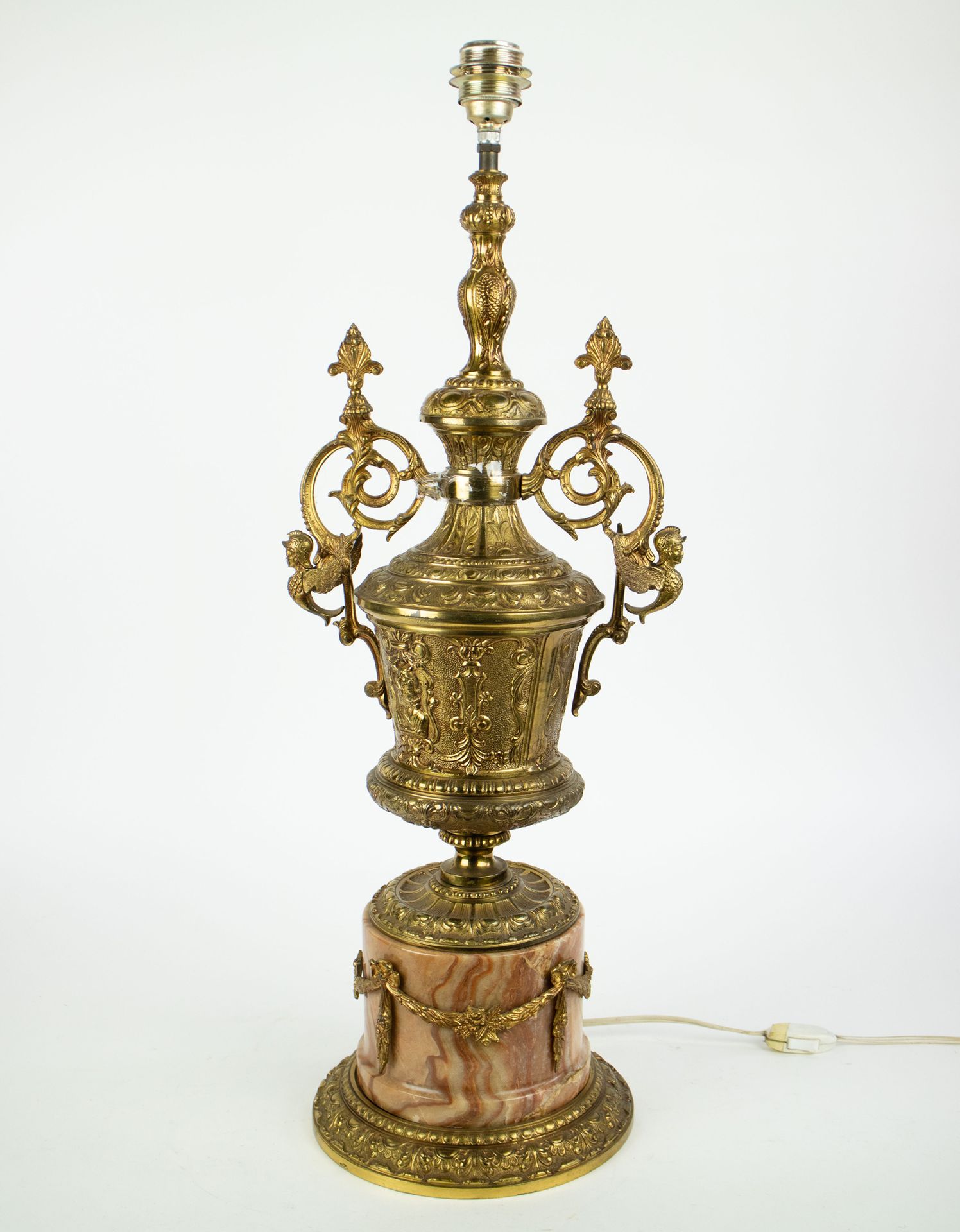 Null 青铜支架和玛瑙底座的灯
青铜支架和玛瑙底座的灯 Een lamp met brons beslag en onyx.高73厘米
高73厘米