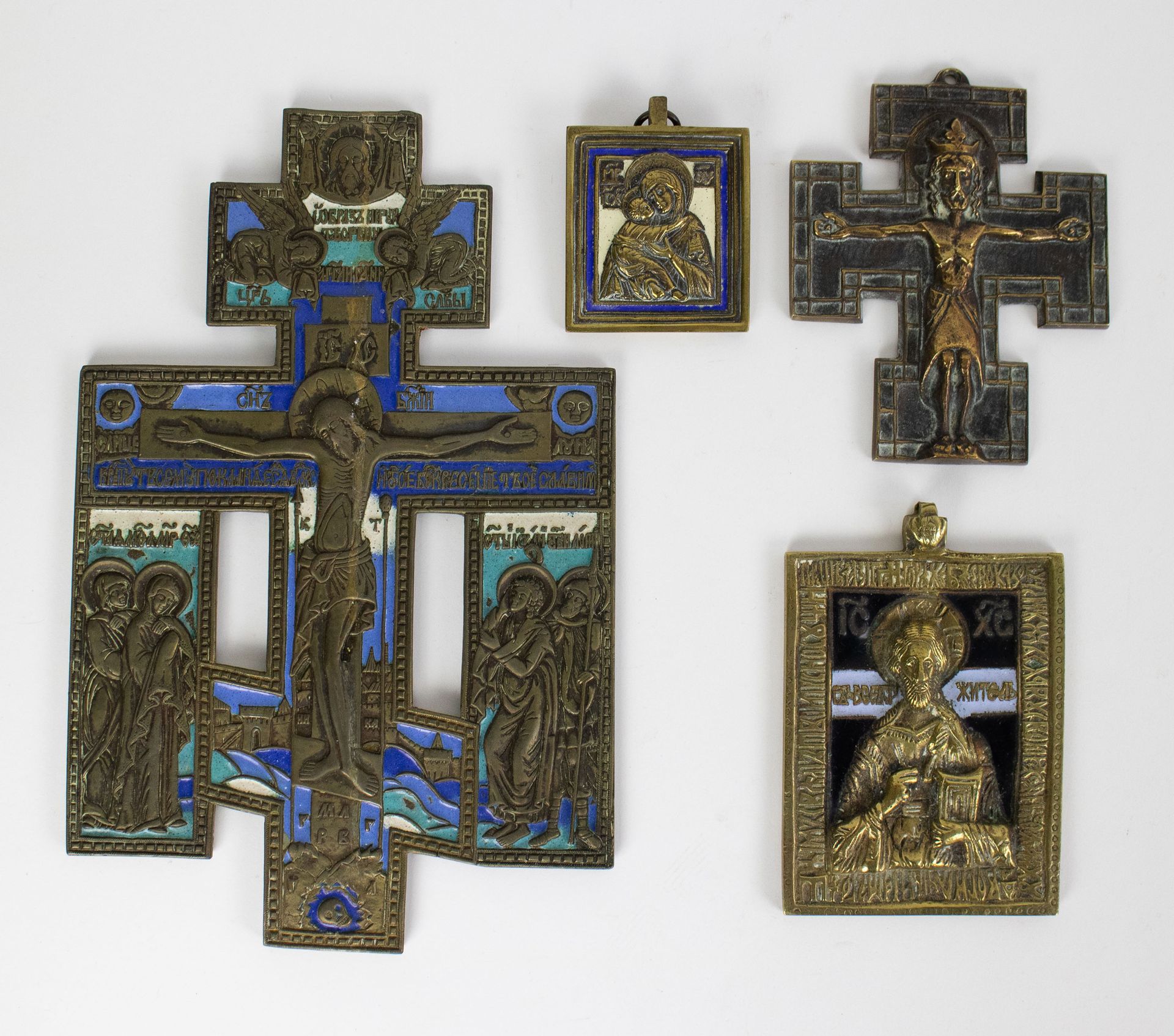 Null 2 Reise-Ikonen, ein Bronzekreuz und eine Ikone aus dem 20. Jh.
2 Reise-Ikon&hellip;