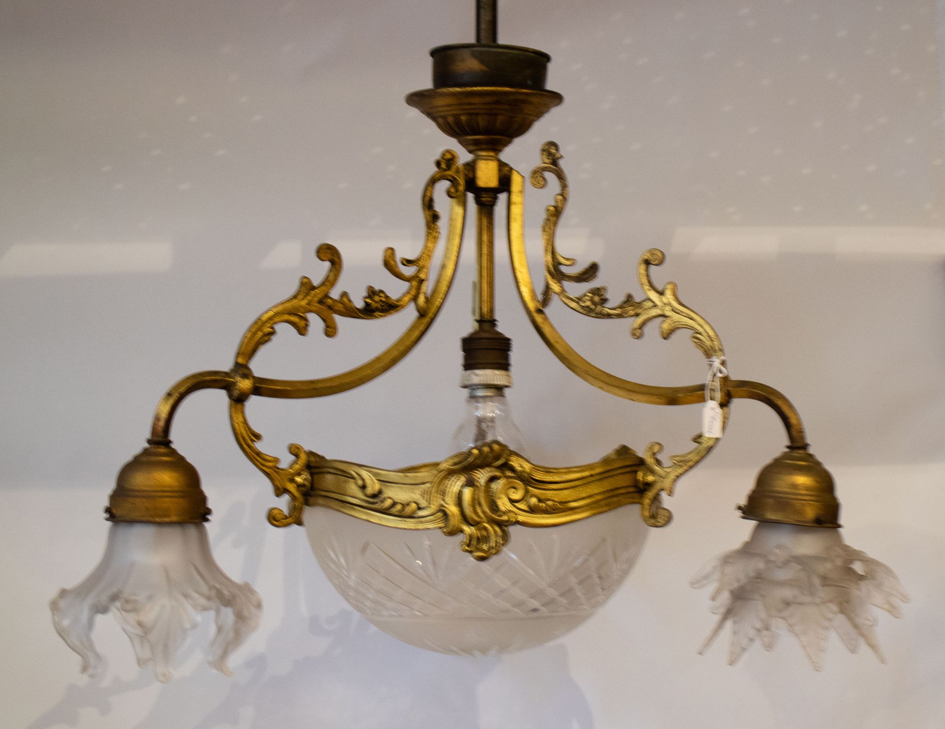 Null Araña de bronce con copa de cristal central
Araña de bronce con copa de cri&hellip;