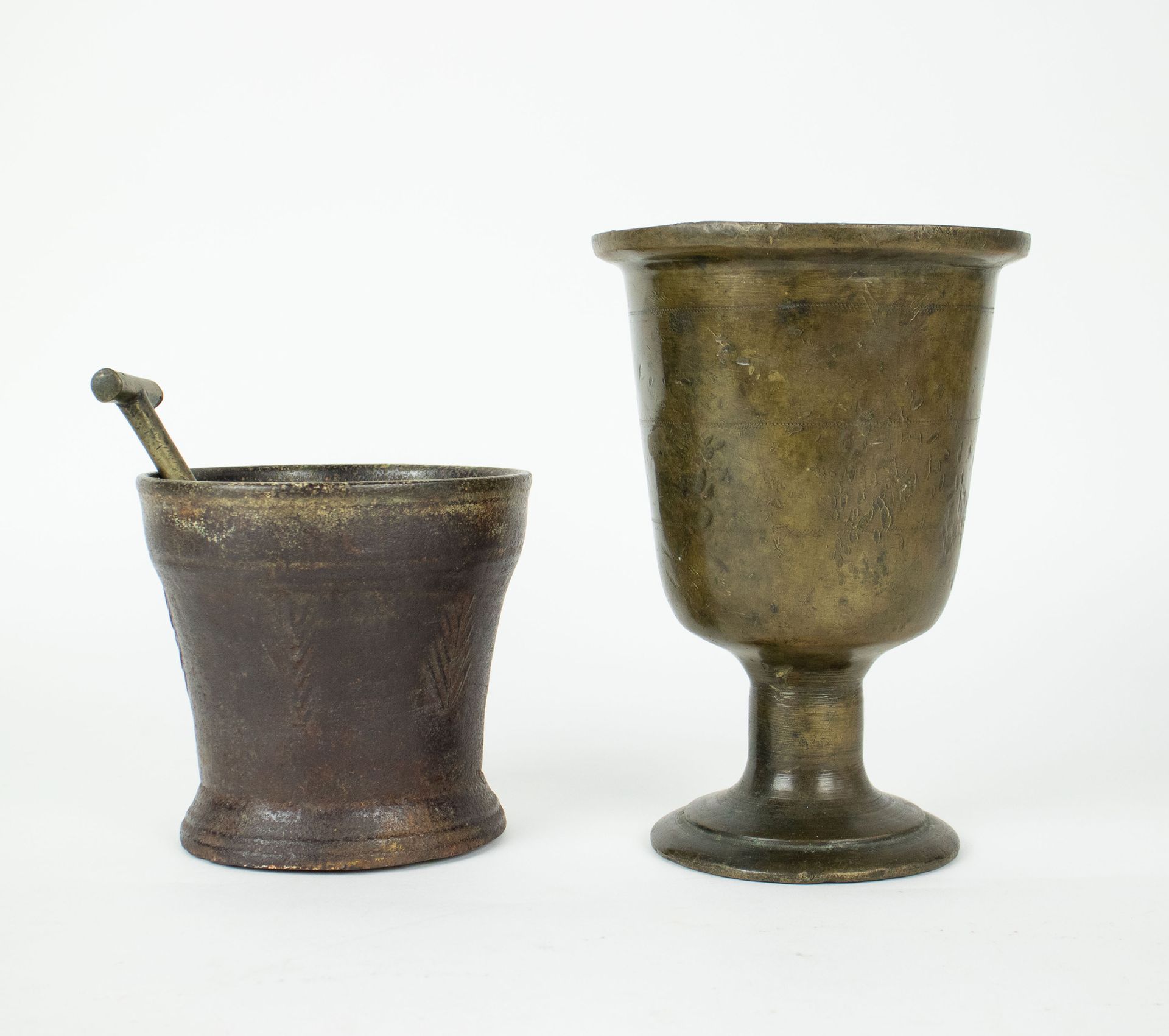 Null 2 antique mortars
2 antique mortars 1 bronze and 1 cast iron. 2 antieke vij&hellip;