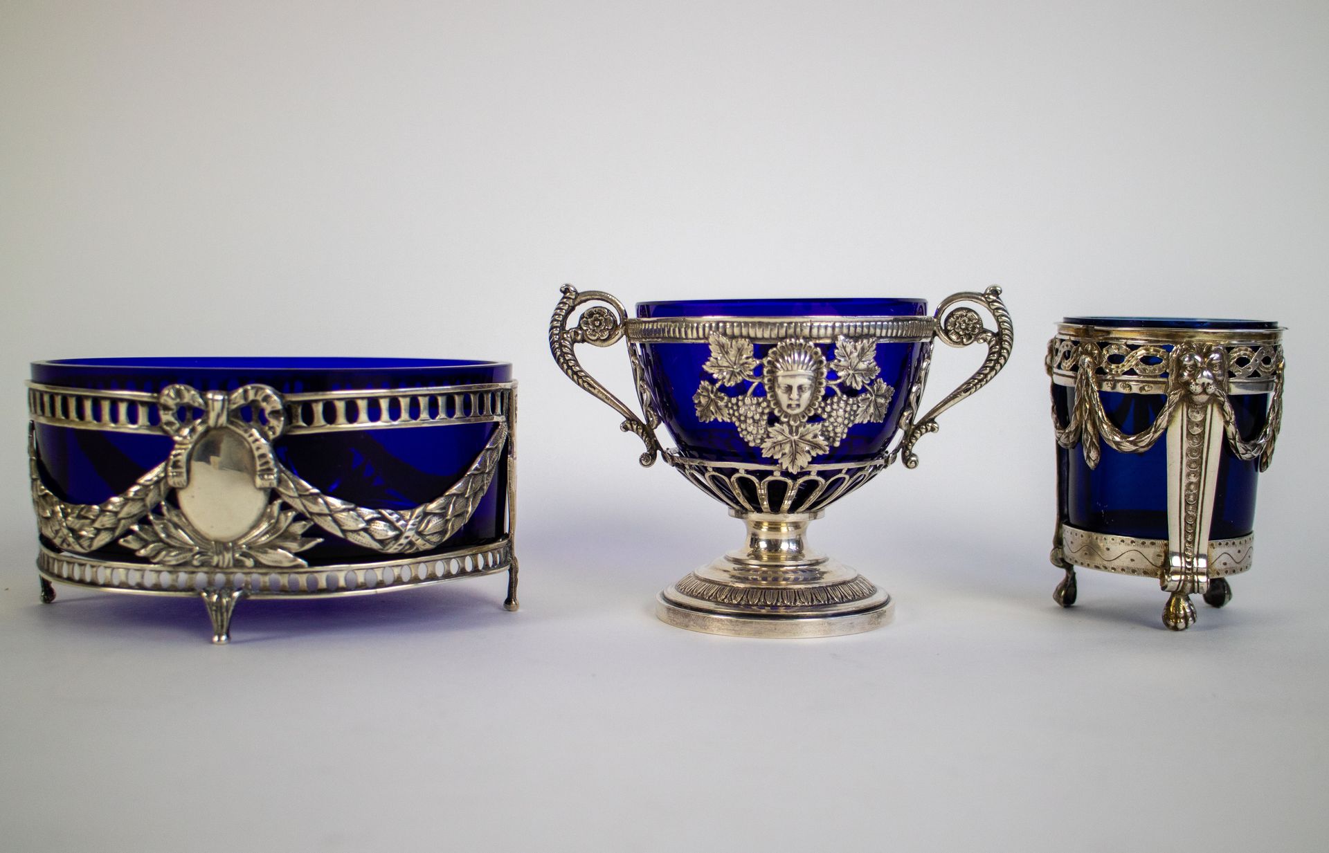 3 pieces of table silverware with blue glass Stile Luigi XV, XVIII secolo e XIX &hellip;