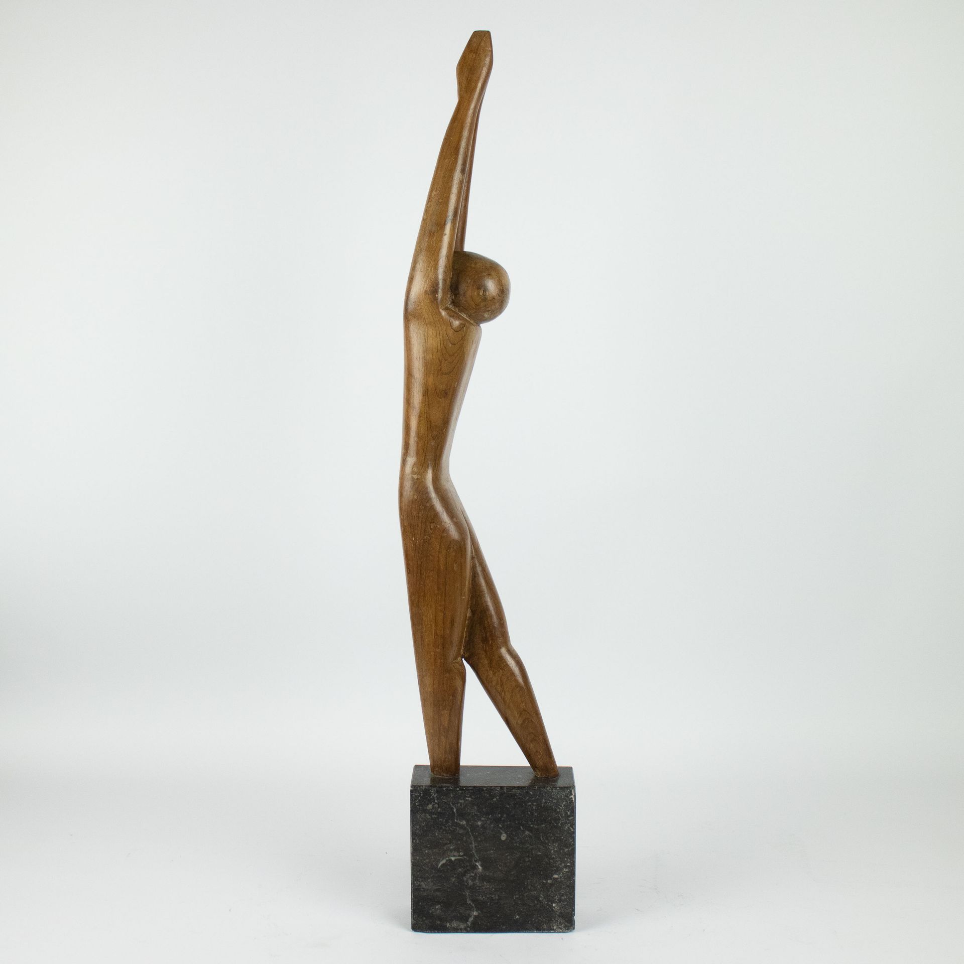 Frans Dierickx Skulptur aus Holz auf einem Stein. Signiert und datiert '69. Hout&hellip;