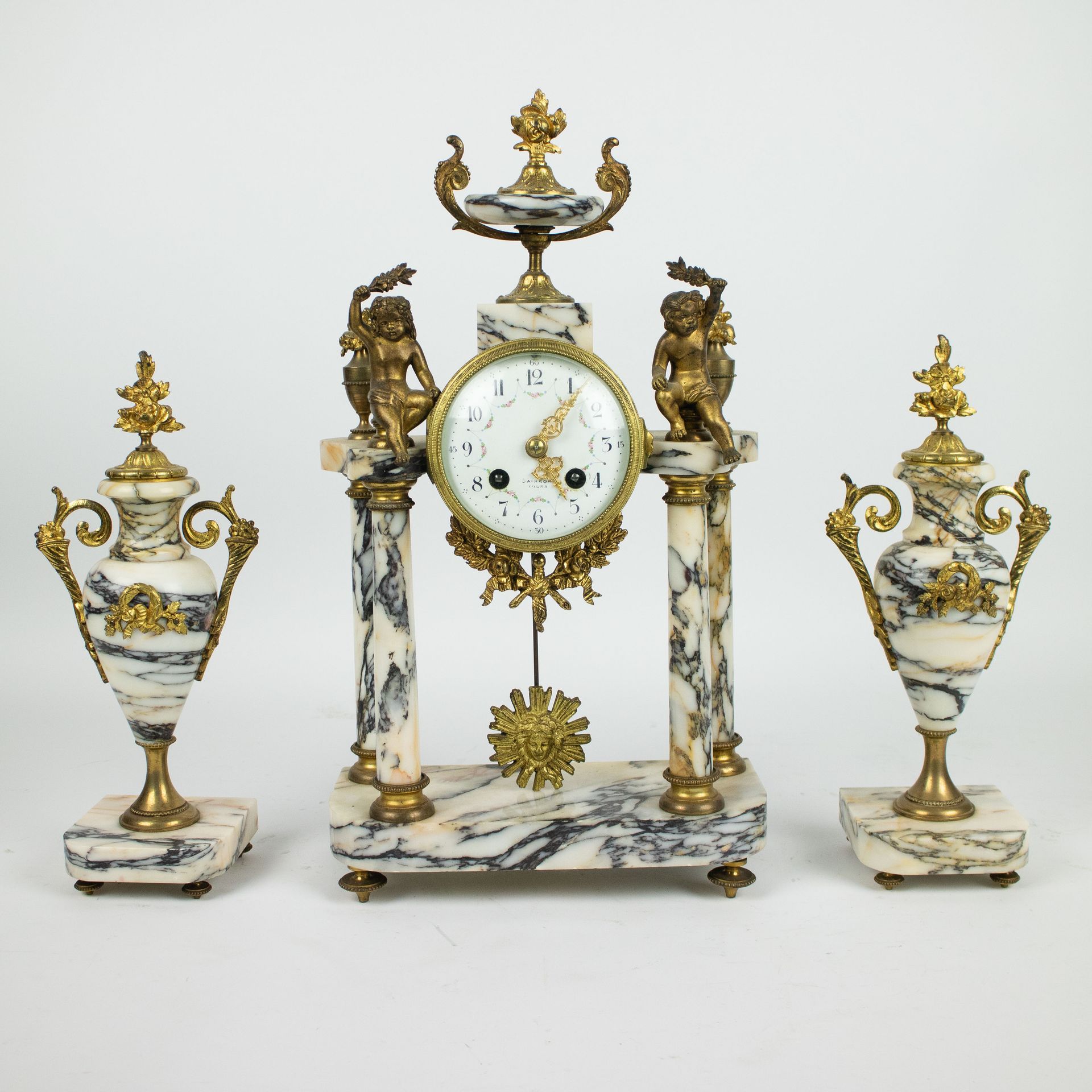 Mantle clock style Louis XVI 有纹路的白色大理石和鎏金青铜。路易十六时期的石雕。
高29.5 - 43.5厘米。