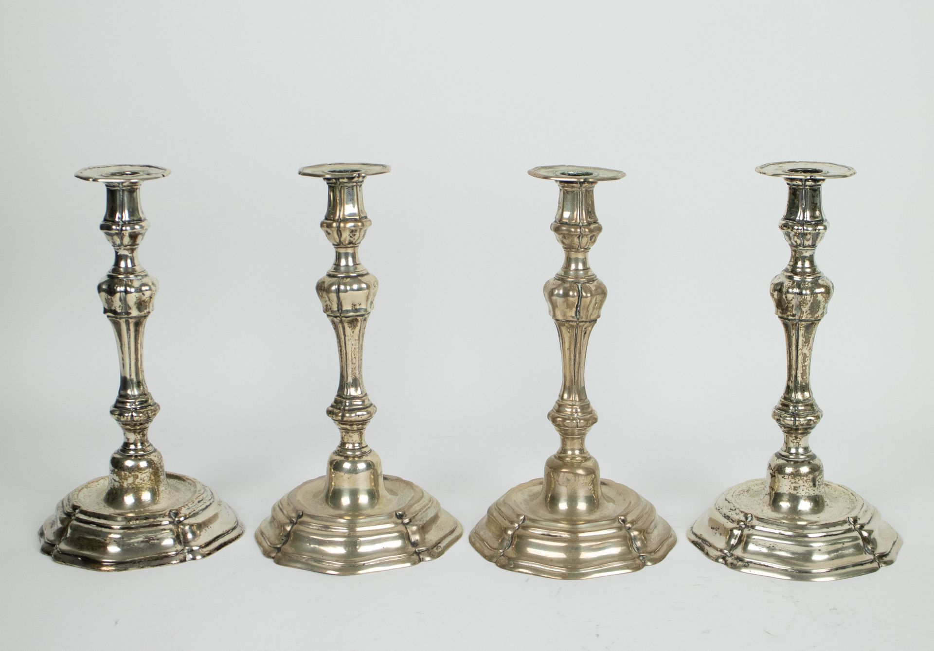 A set of 4 silver 800 candle sticks Belgium Con marcature, XIX secolo4 zilveren &hellip;