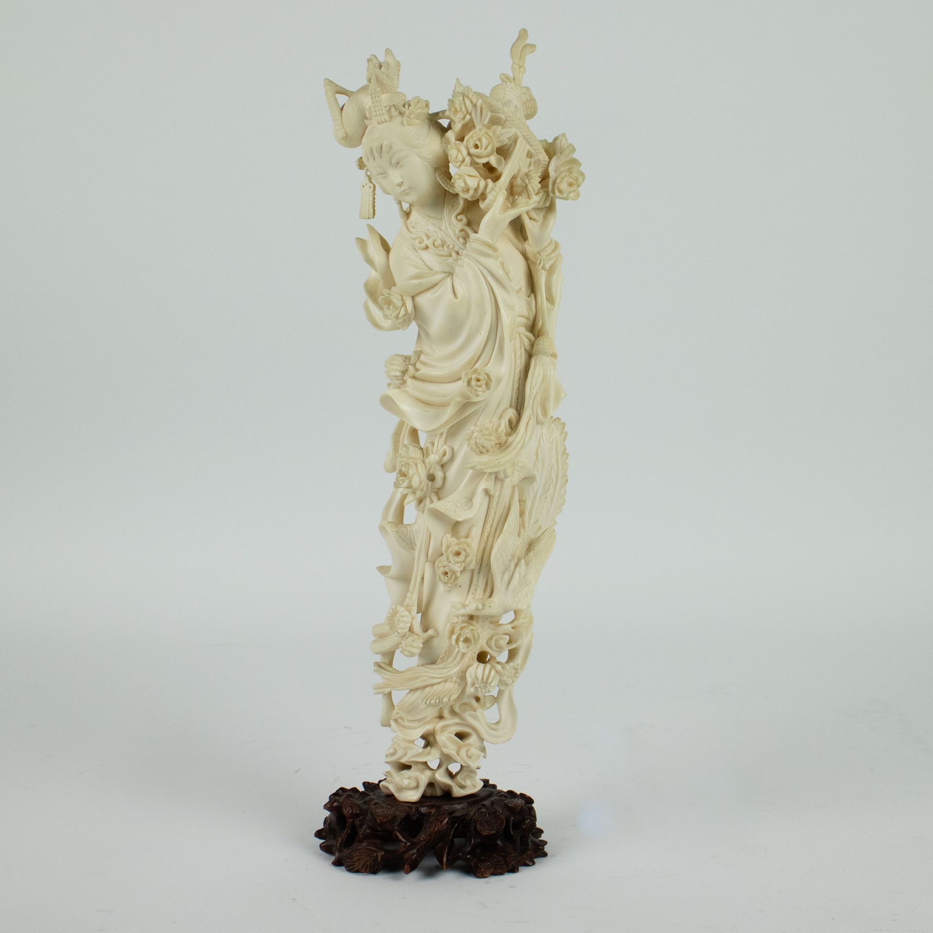 Chinese ivory figure of He Xiangu In piedi tra le nuvole e inondando l'umanità d&hellip;