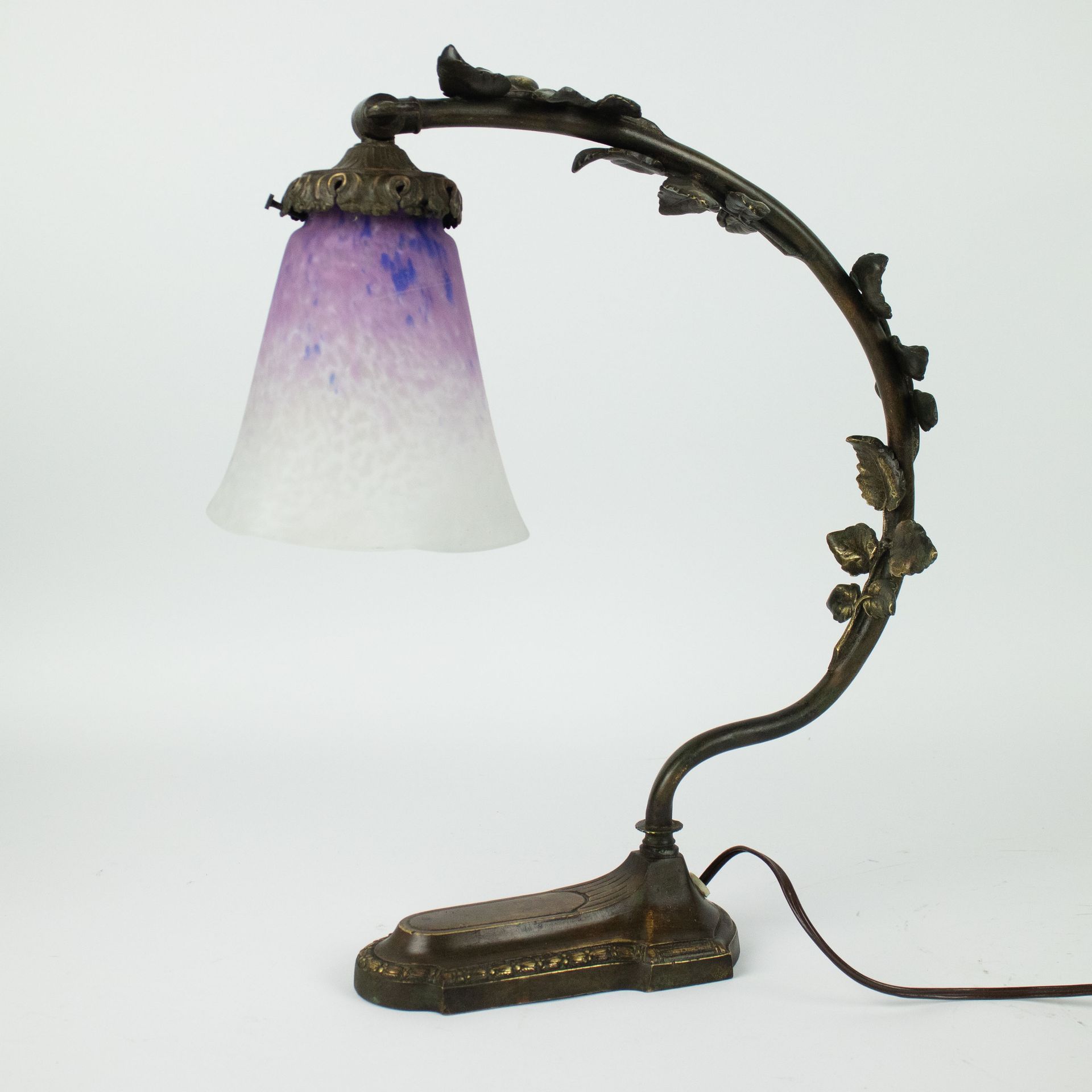 Charles Schneider Table lamp Pied en forme de branche avec feuilles en bronze pa&hellip;