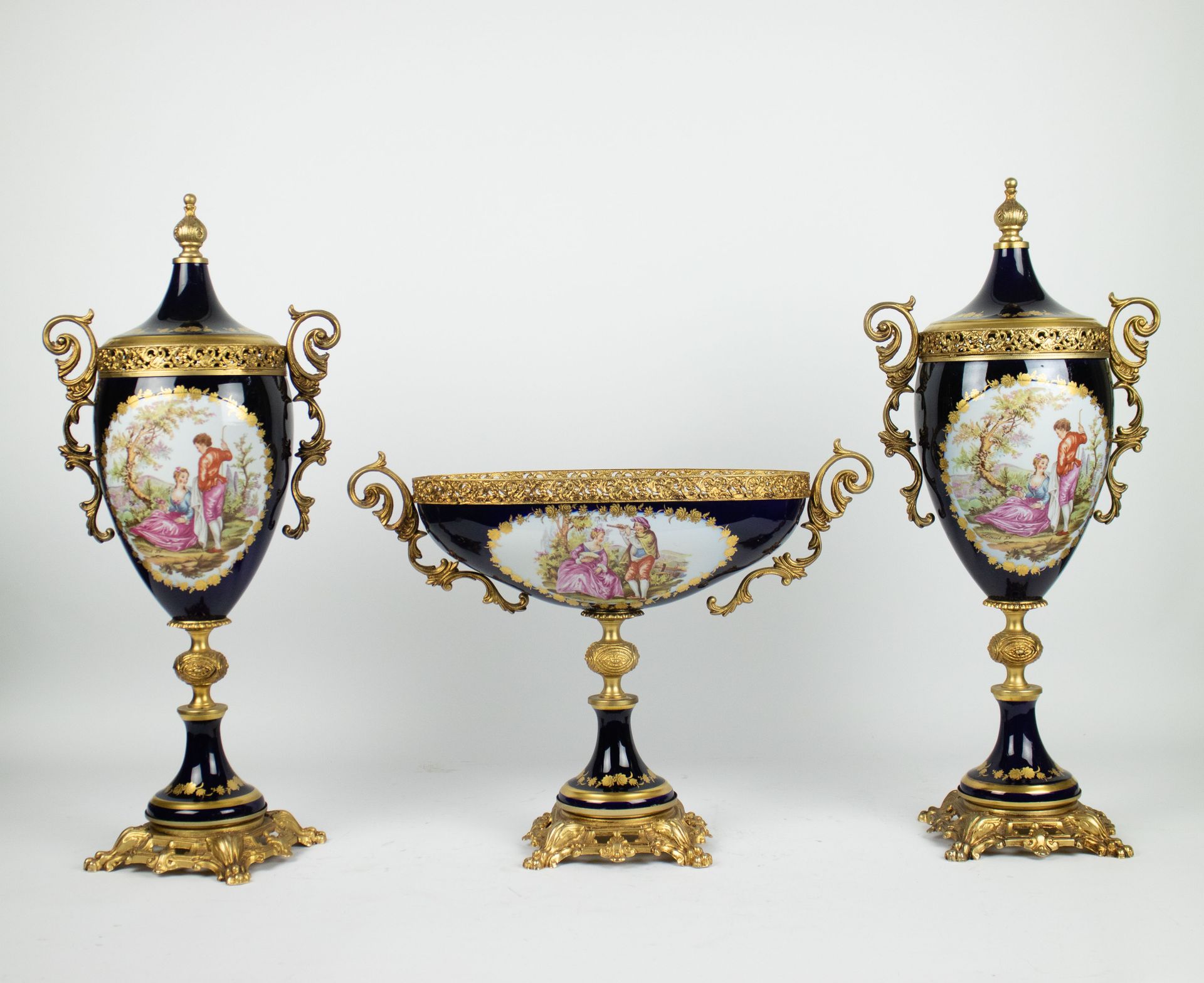 Sèvres garniture centre piece and a pair of covered vases 
，高33-53.5厘米。