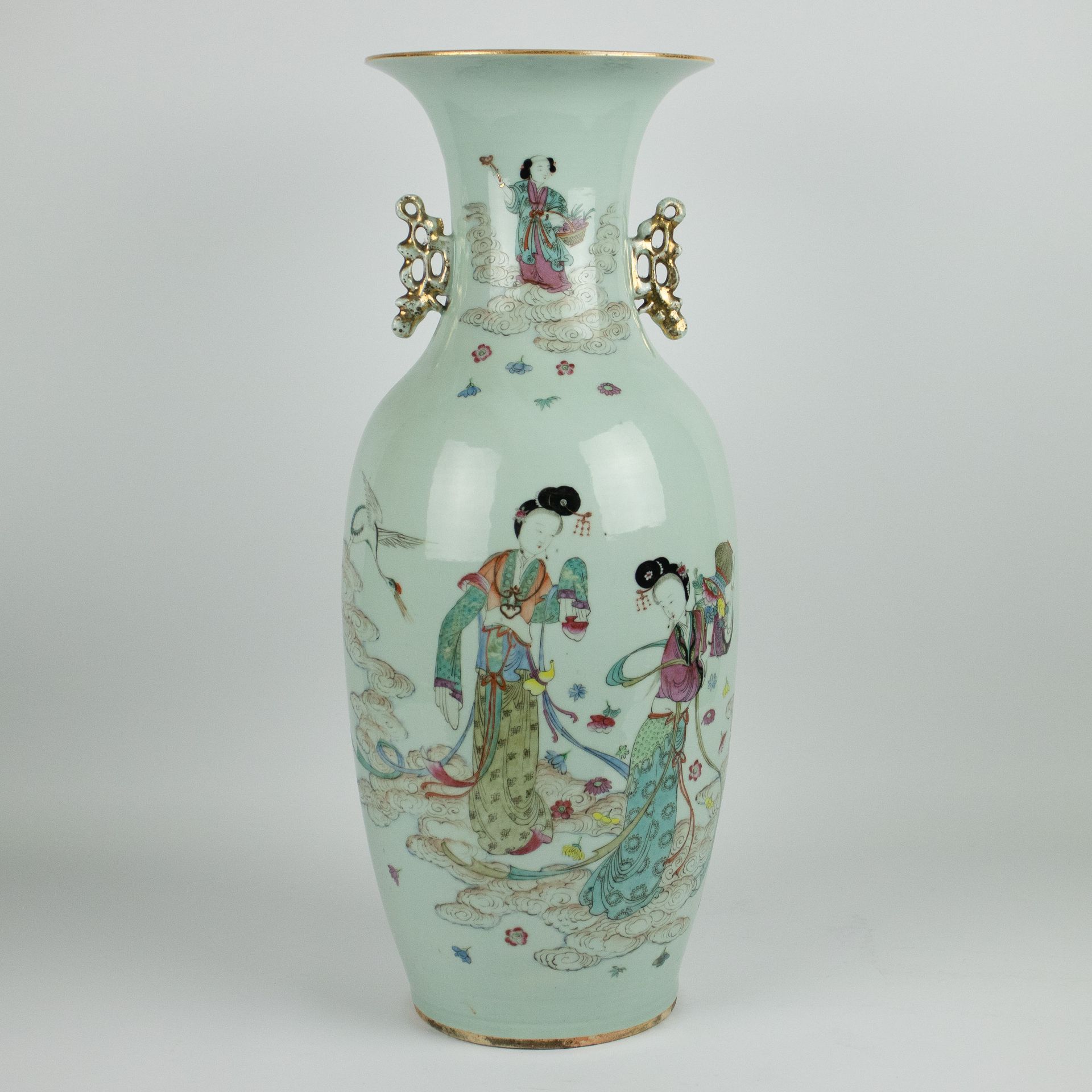 A Chinese vase Republic Décor 2 immortels sur des nuages. Chinese vaas periode r&hellip;