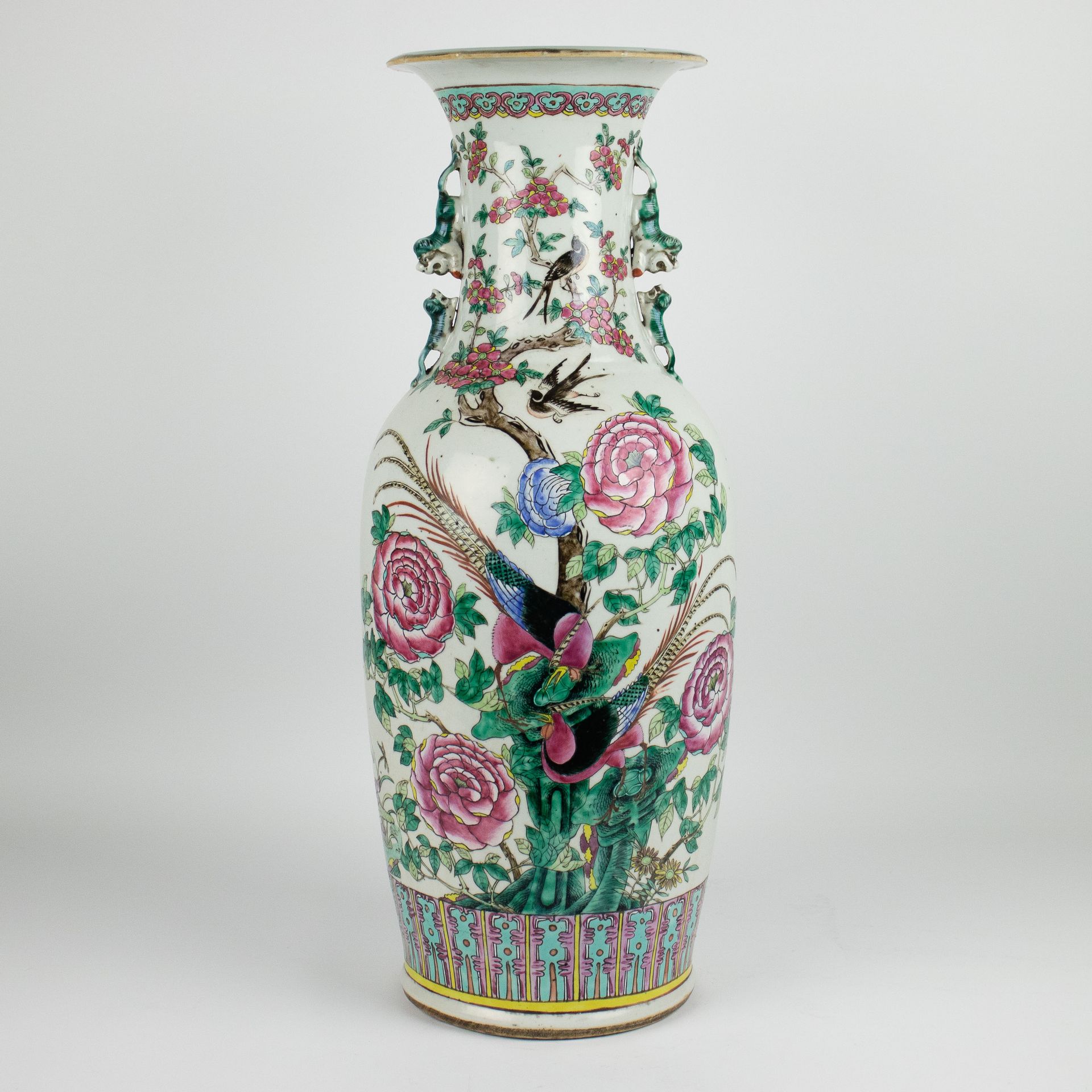 A Chinese vase 2nd half 19th century 装饰5对鸟，代表儒家思想中的5种基本关系。19世纪的中国人。
高62厘米。5对鸟代表了&hellip;