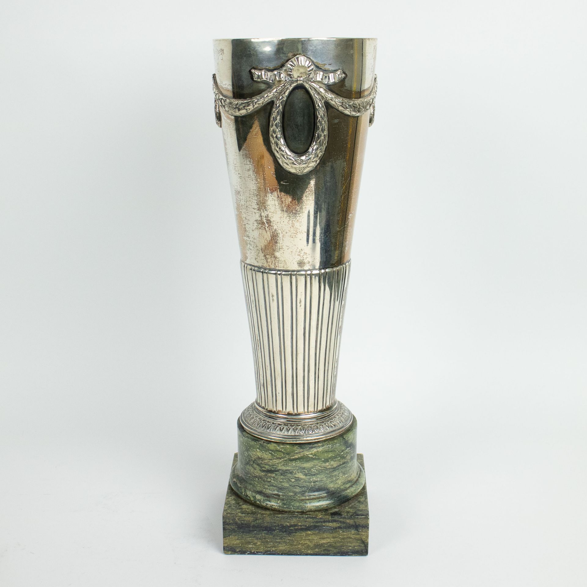 Silver 800 trophee on a marble base Con marchio di sala sul fondo, datato 1921. &hellip;
