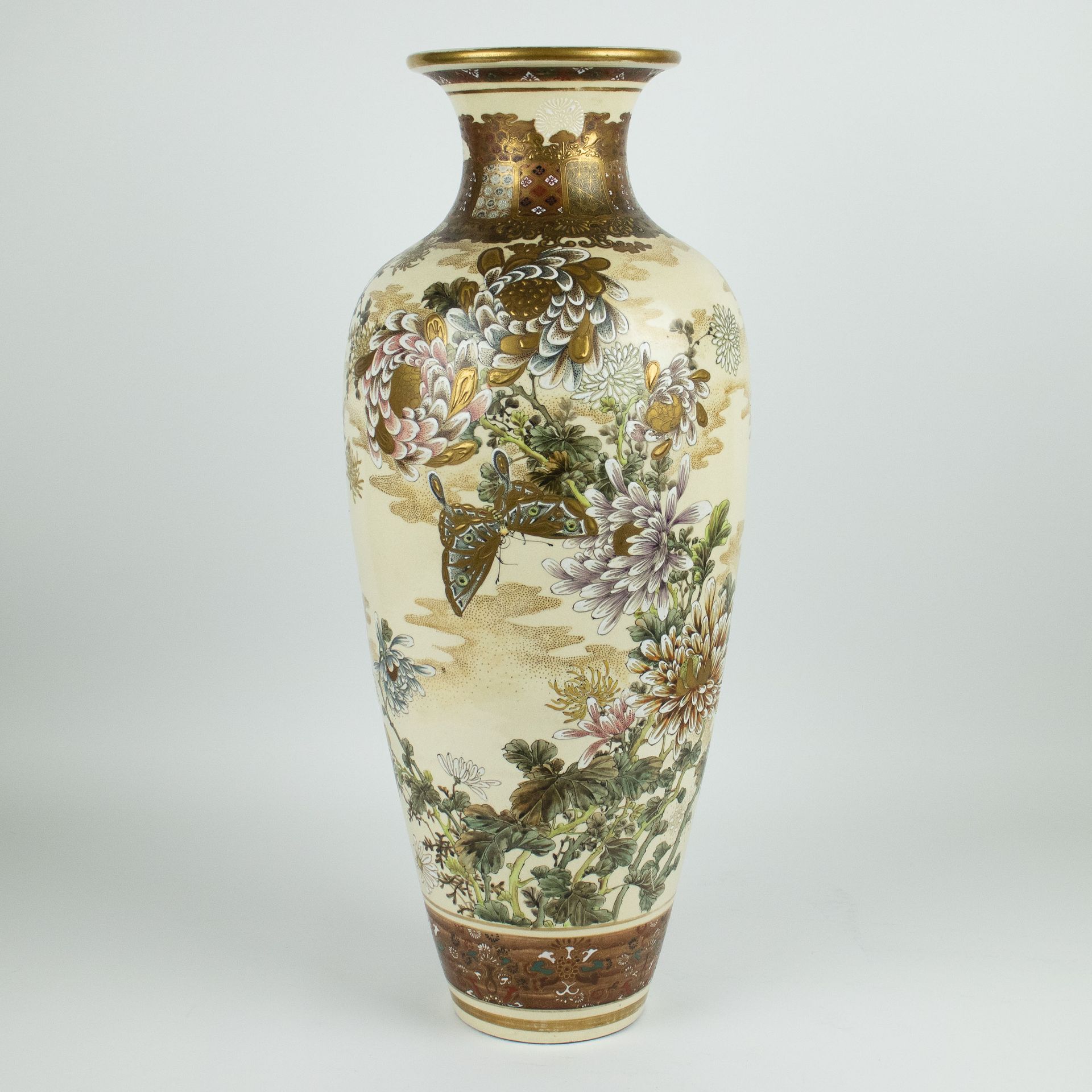 A Japanese Satsuma vase 装饰菊花，玉兰花，蝴蝶和花朵。
高59厘米，装饰菊花、玉兰花、蝴蝶和花朵。