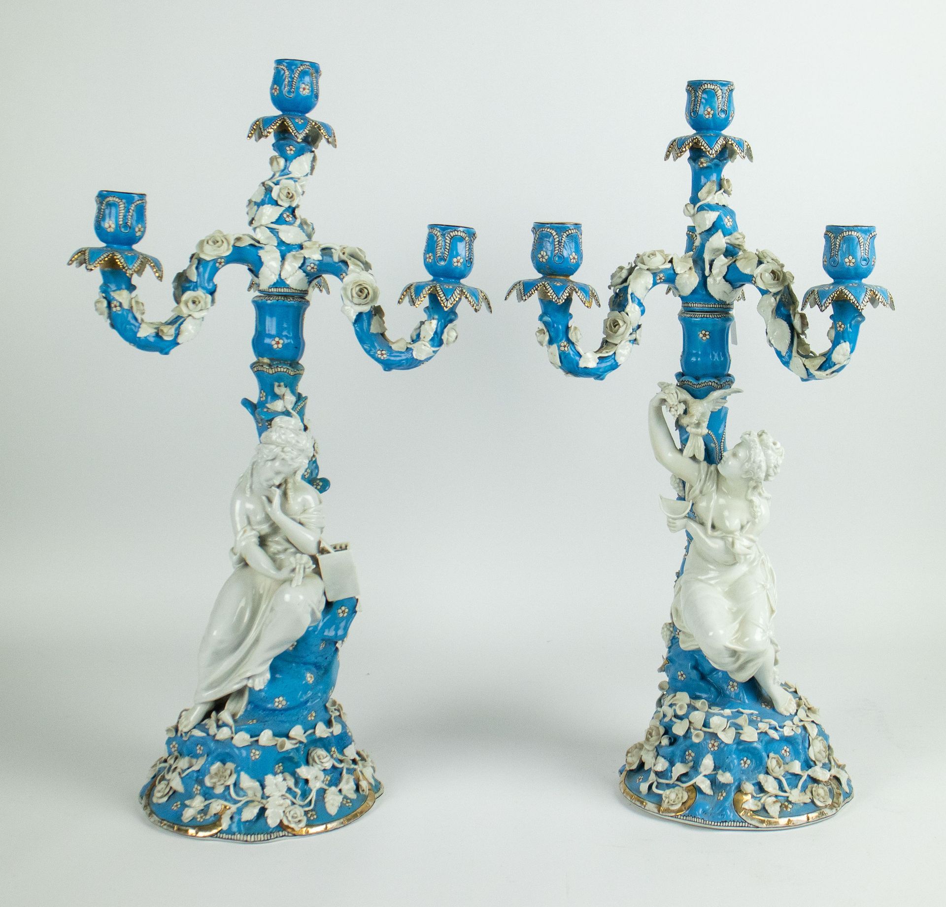 2 porcelain candle sticks Italy Décoré avec des dames, un oiseau et des fleurs. &hellip;