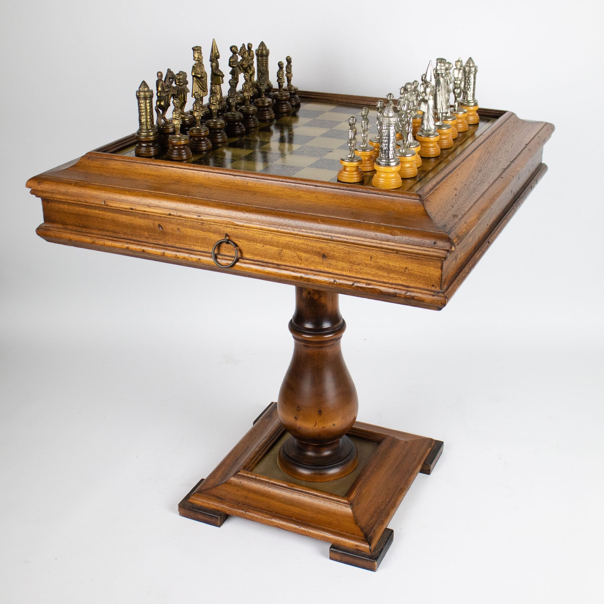Chess table with chess game Schaaktafeltje met schaakspel. 
H 54.5