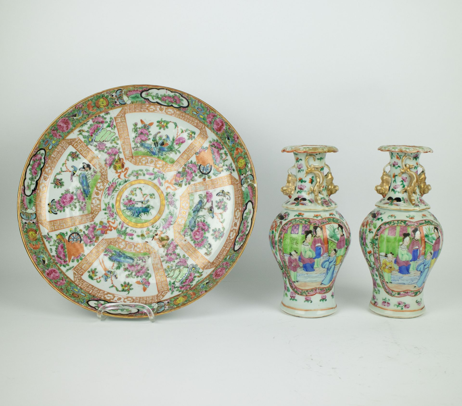 2 Canton vases and a plate Cantón schotel y koppel vazen.