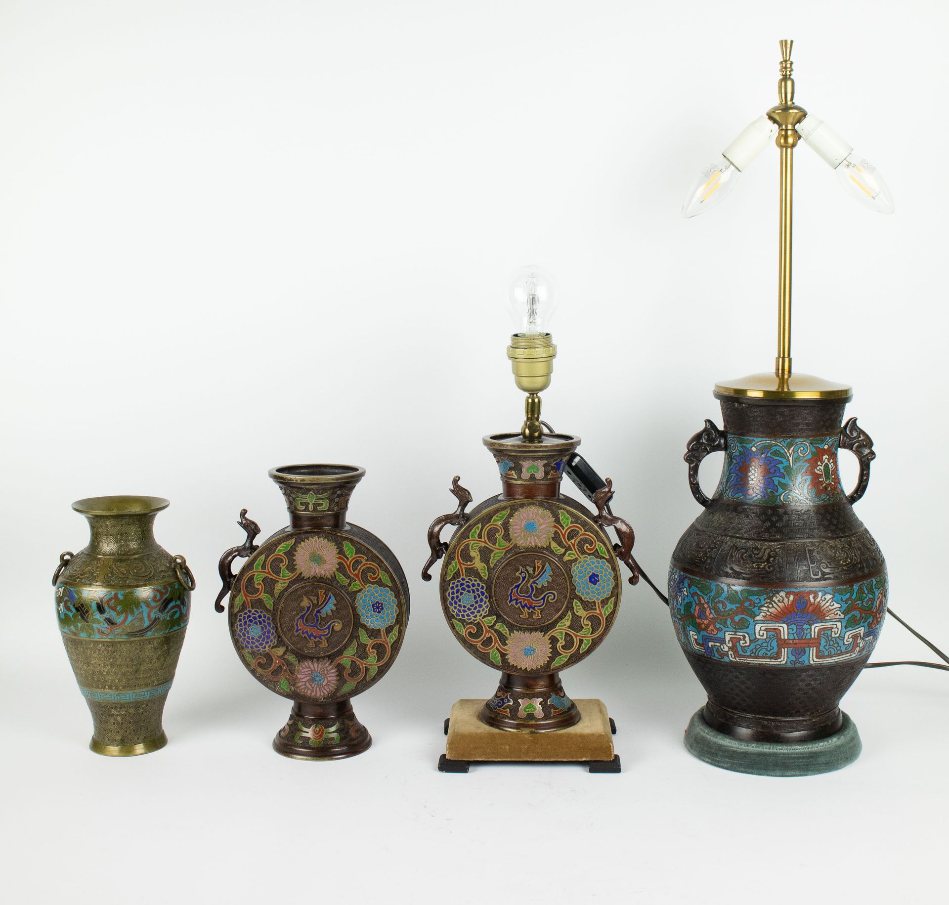 2 Japanese champlevé lamps and 2 vases 
，高24.5英寸，有2个日本的斜面和灯具。